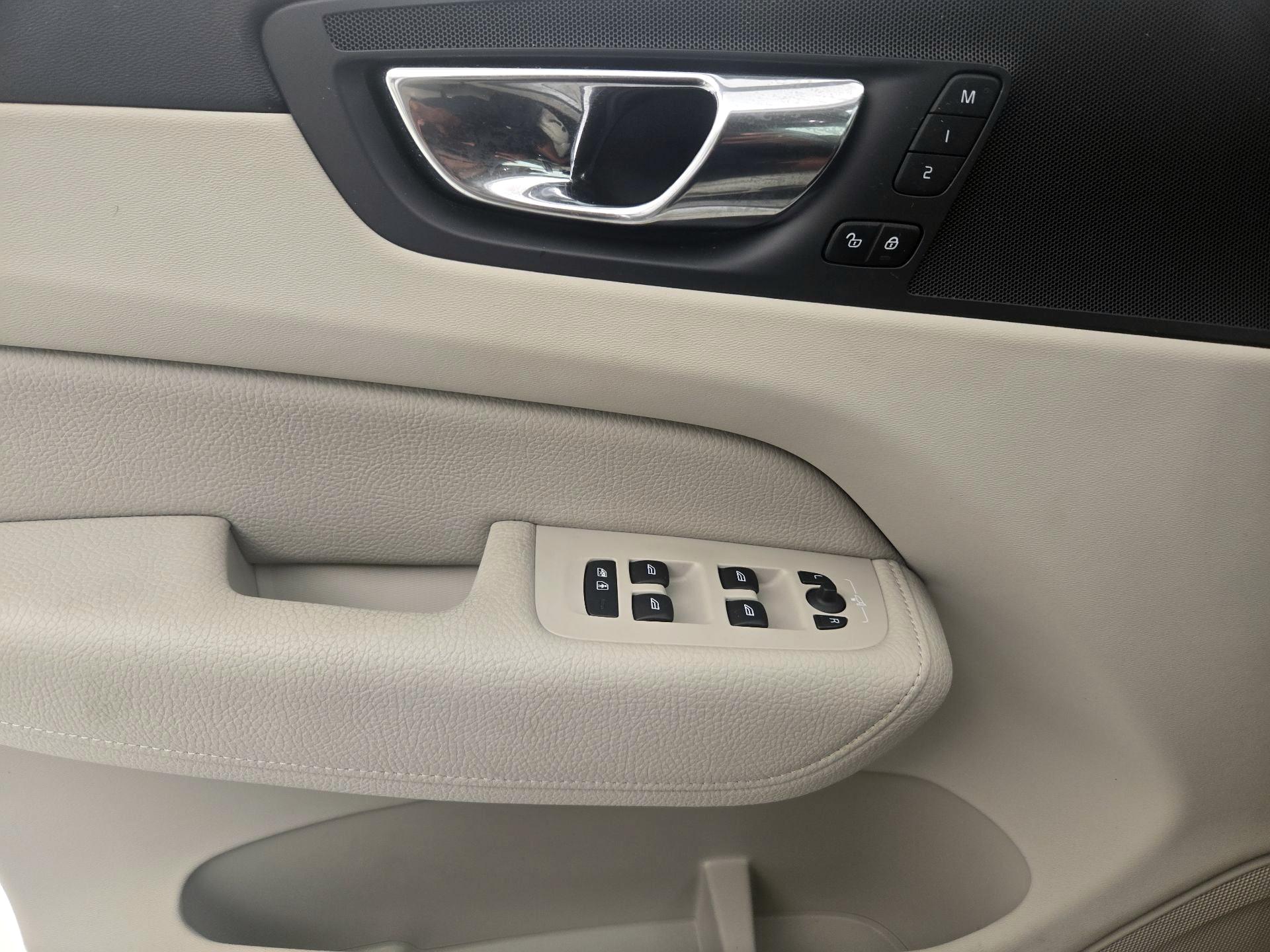 Thumbnail: 2019 Volvo XC60 - 12