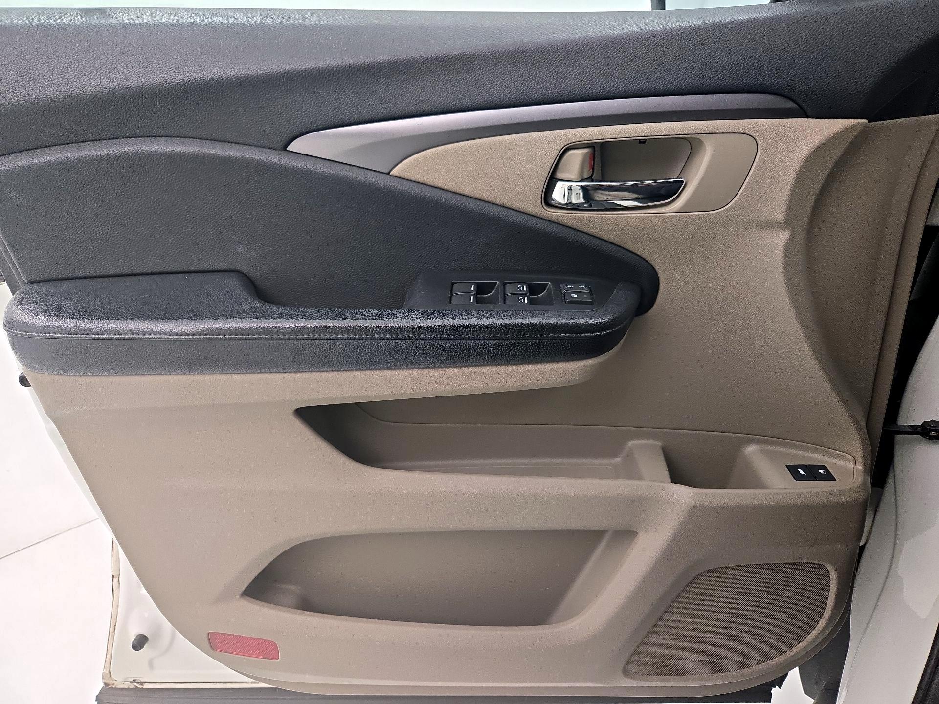 Thumbnail: 2017 Honda Pilot - 12