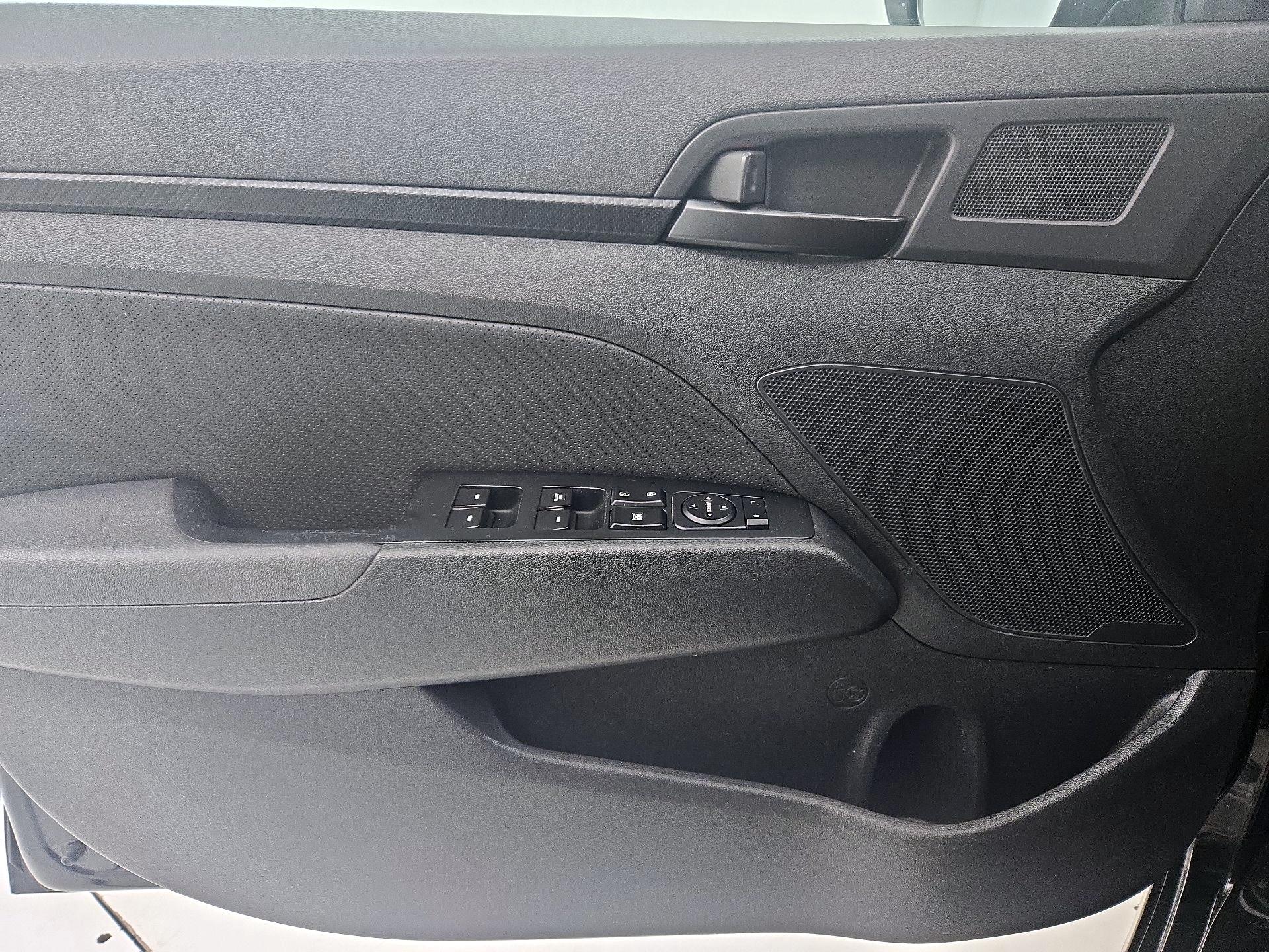 Thumbnail: 2018 Hyundai Elantra - 12