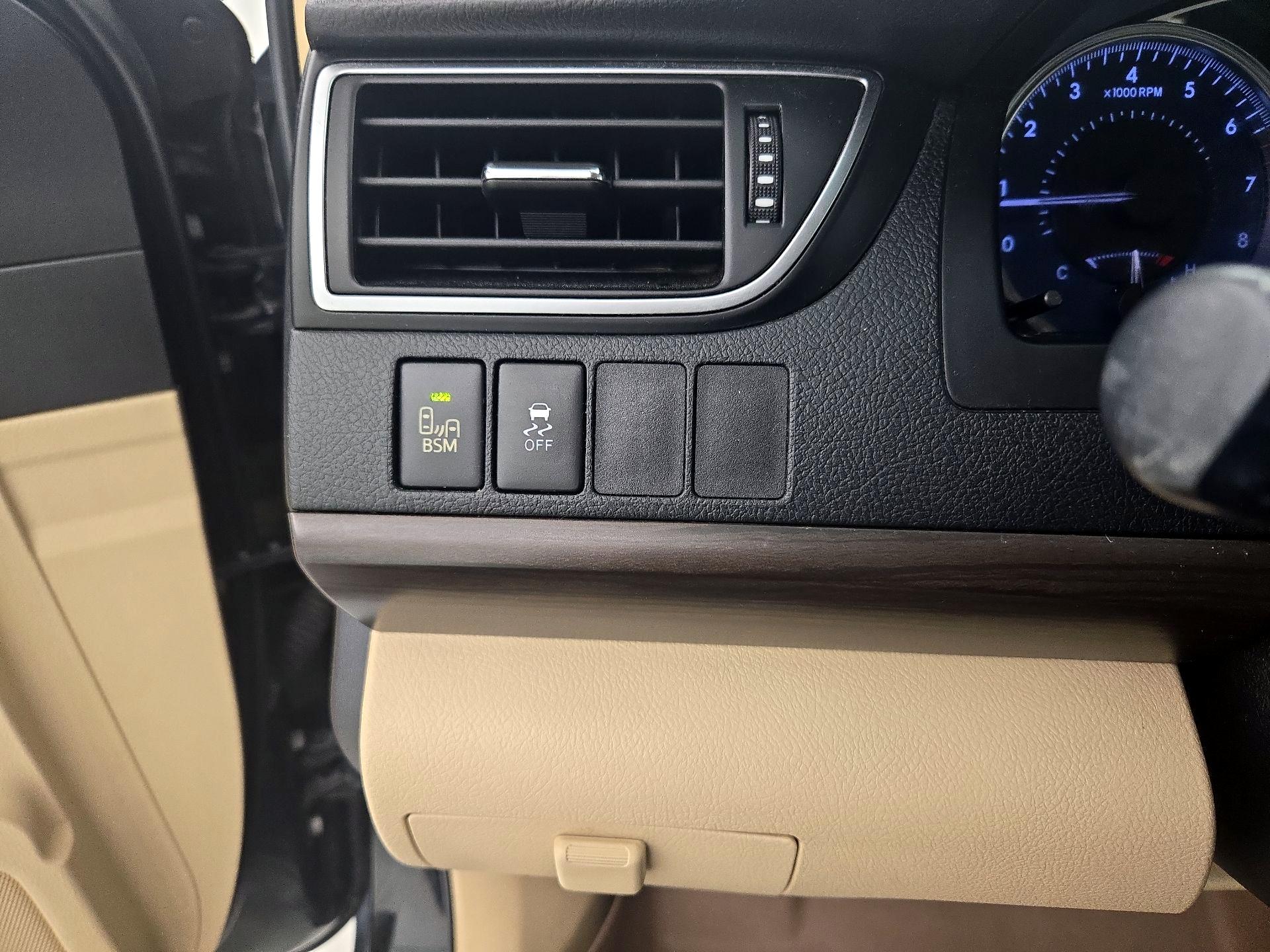 Thumbnail: 2015 Toyota Camry - 13