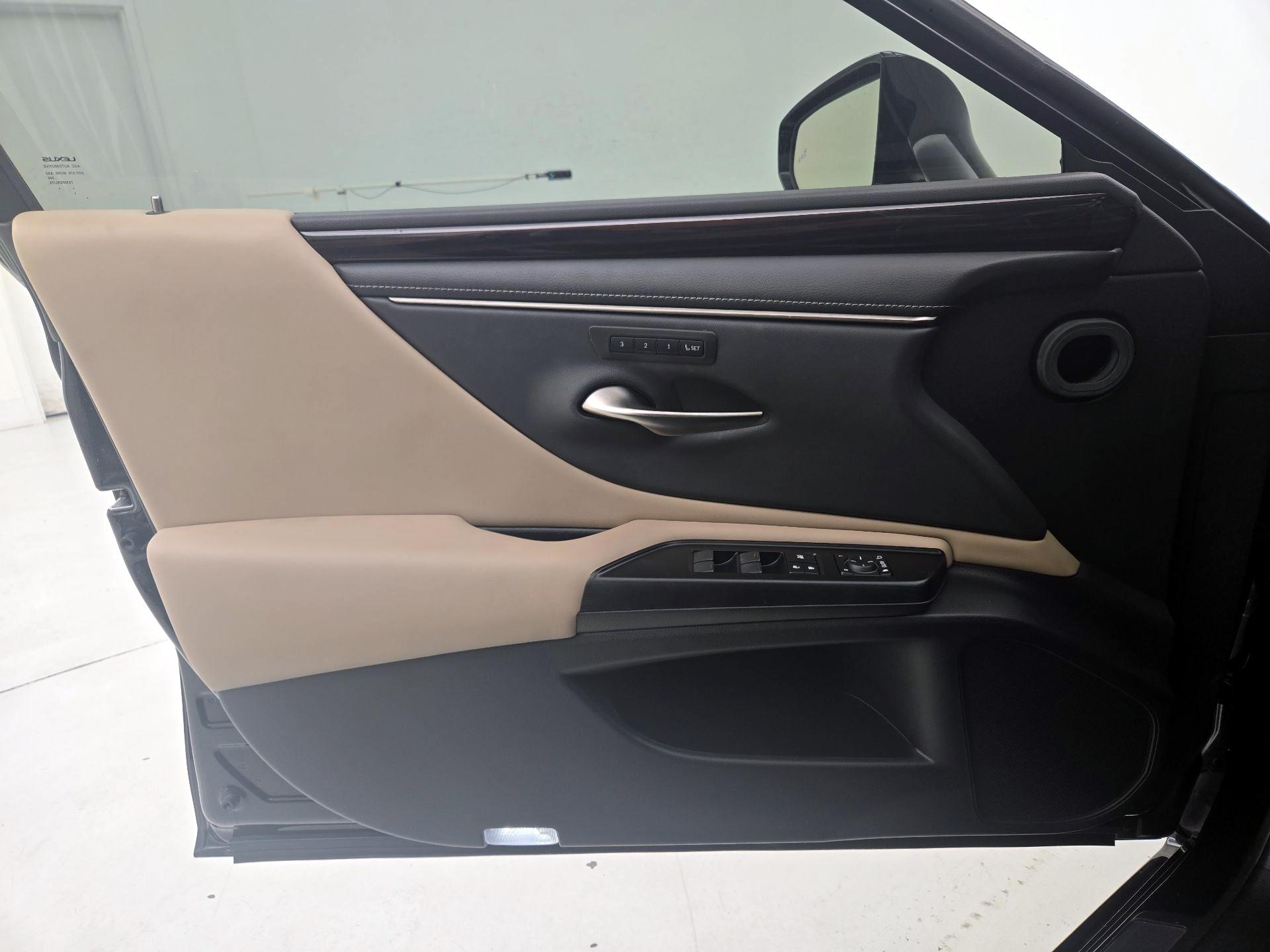 Thumbnail: 2020 Lexus ES - 12