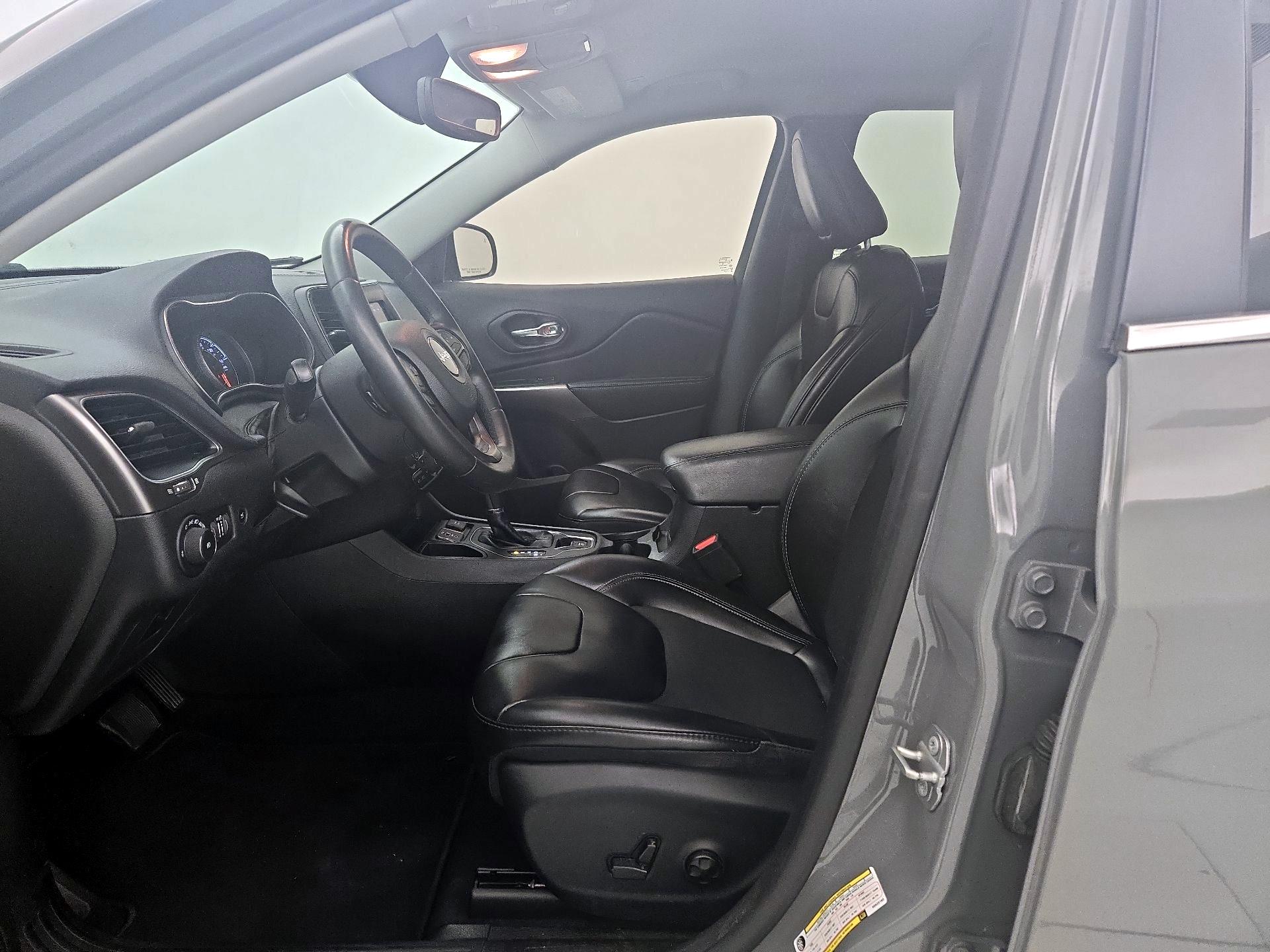Thumbnail: 2019 Jeep Cherokee - 11