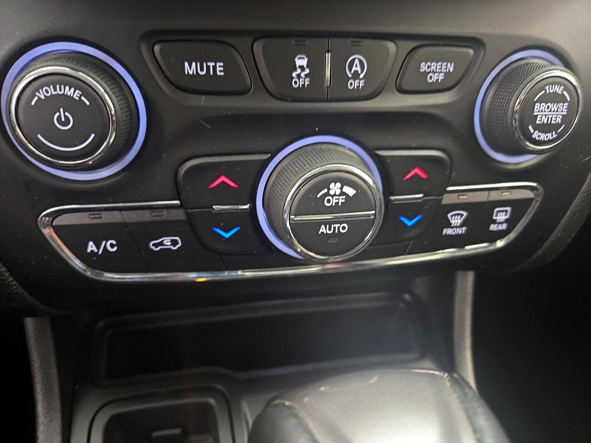 Thumbnail: 2019 Jeep Cherokee - 16