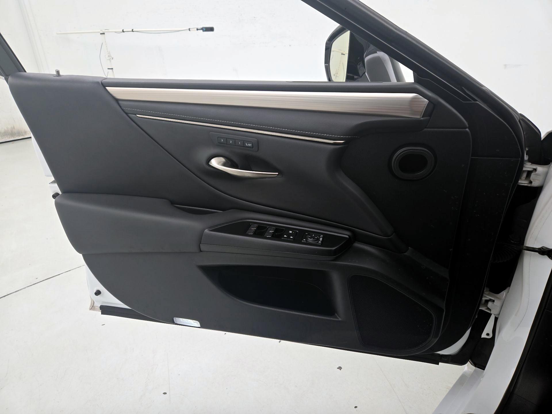 Thumbnail: 2021 Lexus ES - 12