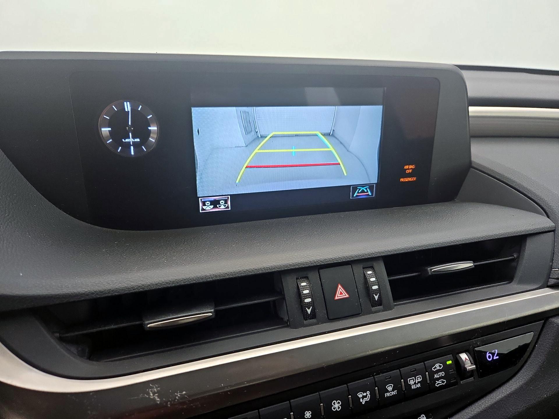 Thumbnail: 2021 Lexus ES - 14