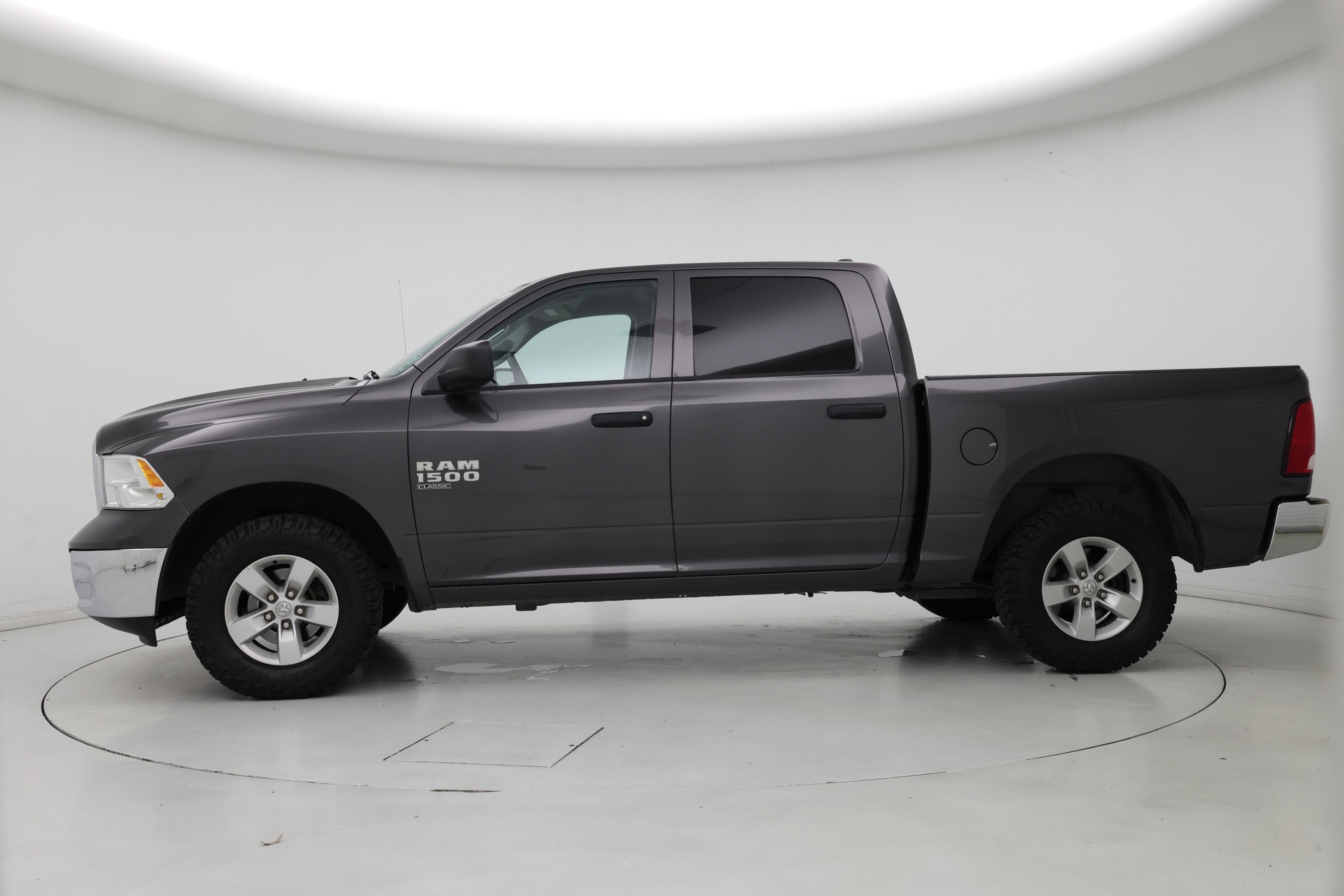 Thumbnail: 2019 RAM 1500 Classic - 3
