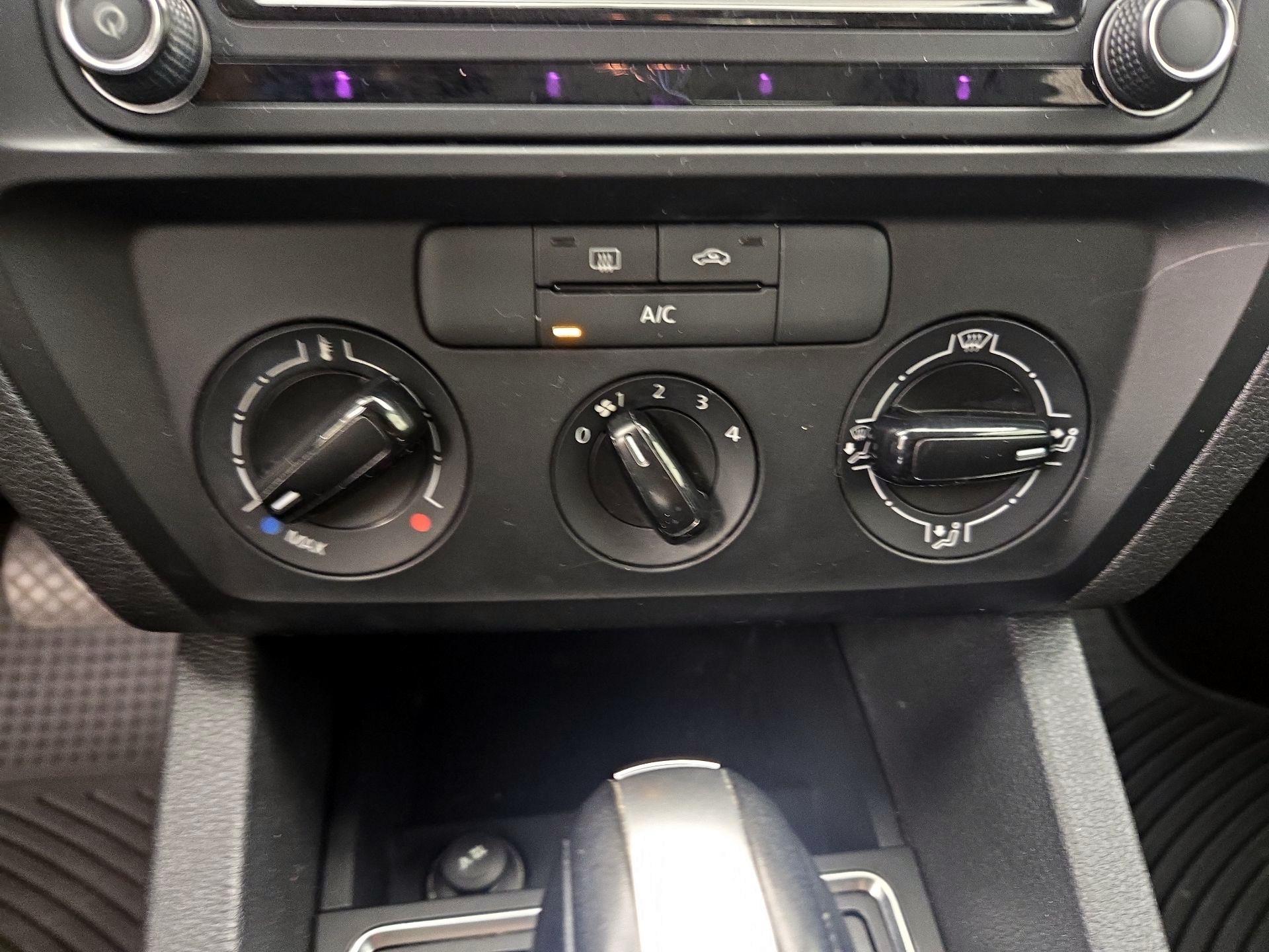 Thumbnail: 2016 Volkswagen Jetta - 16