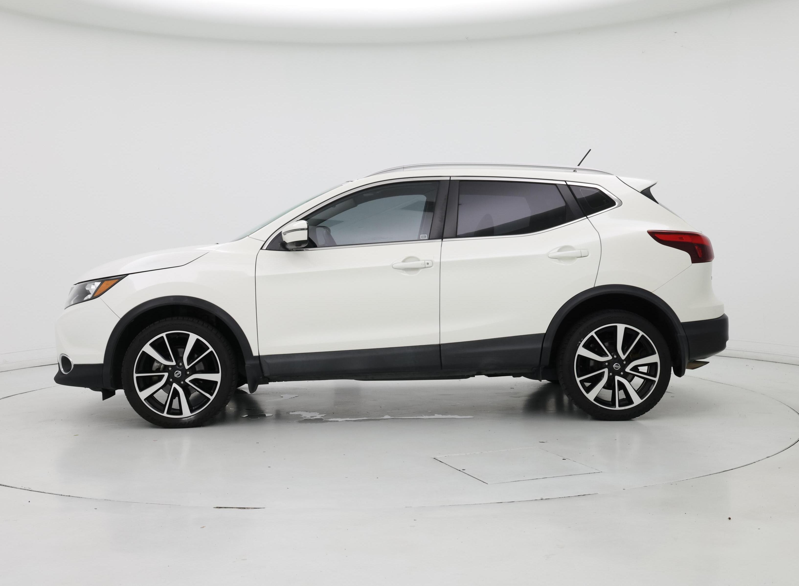 Thumbnail: 2017 Nissan Rogue Sport - 3