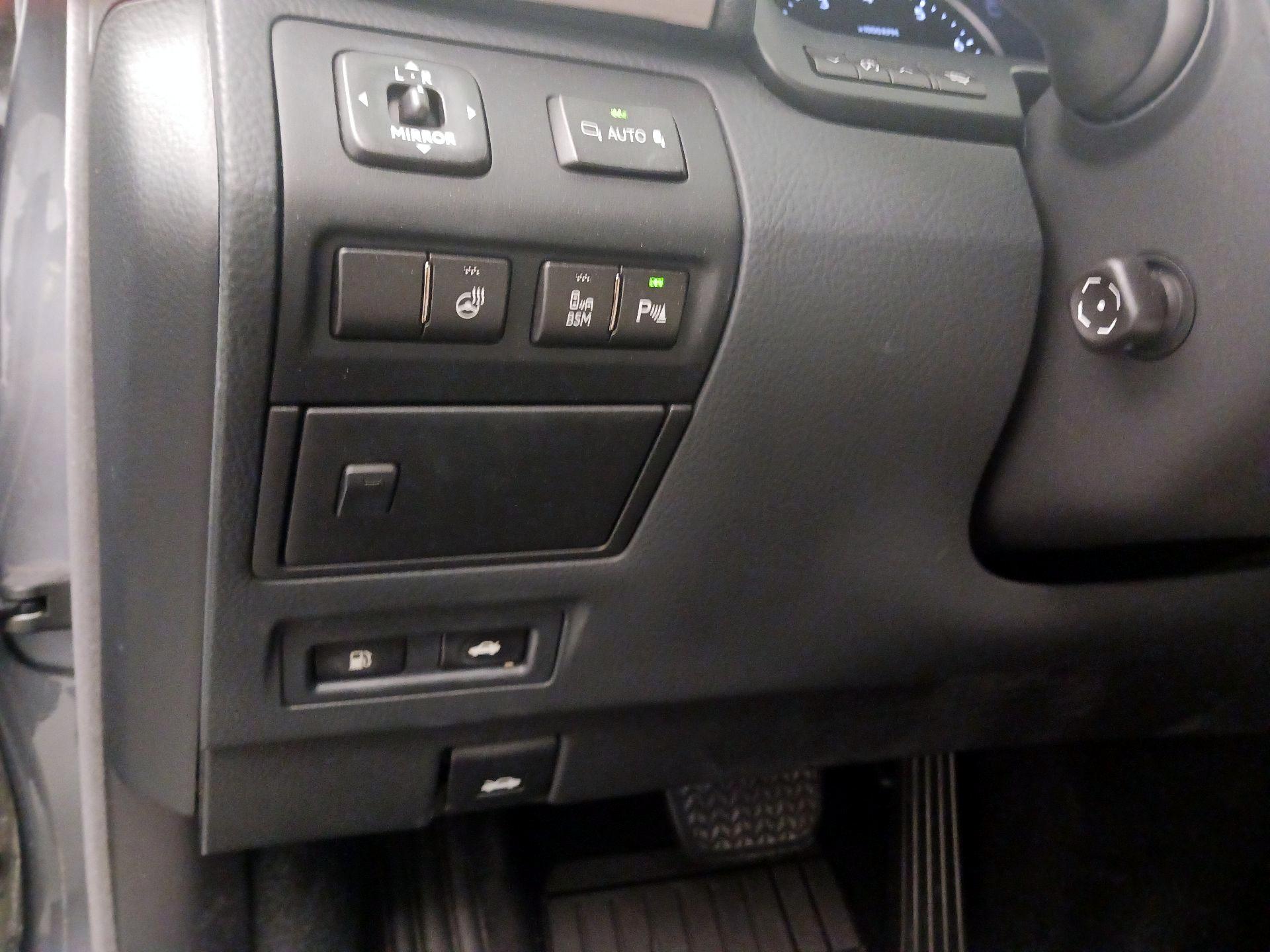 Thumbnail: 2013 Lexus LS - 13