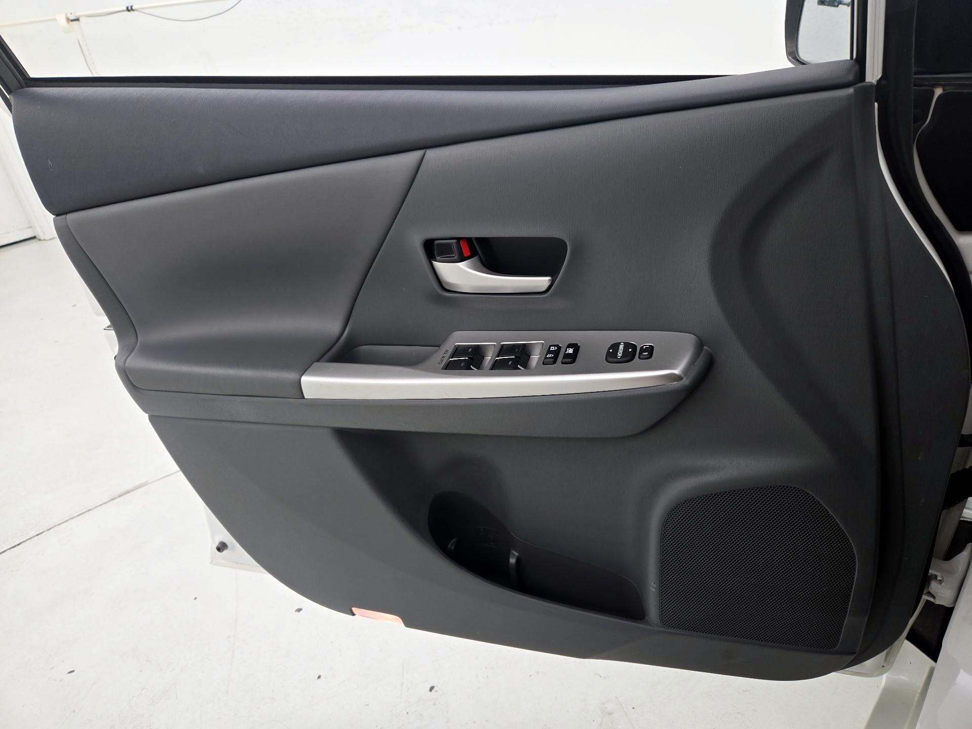 Thumbnail: 2013 Toyota Prius v - 12
