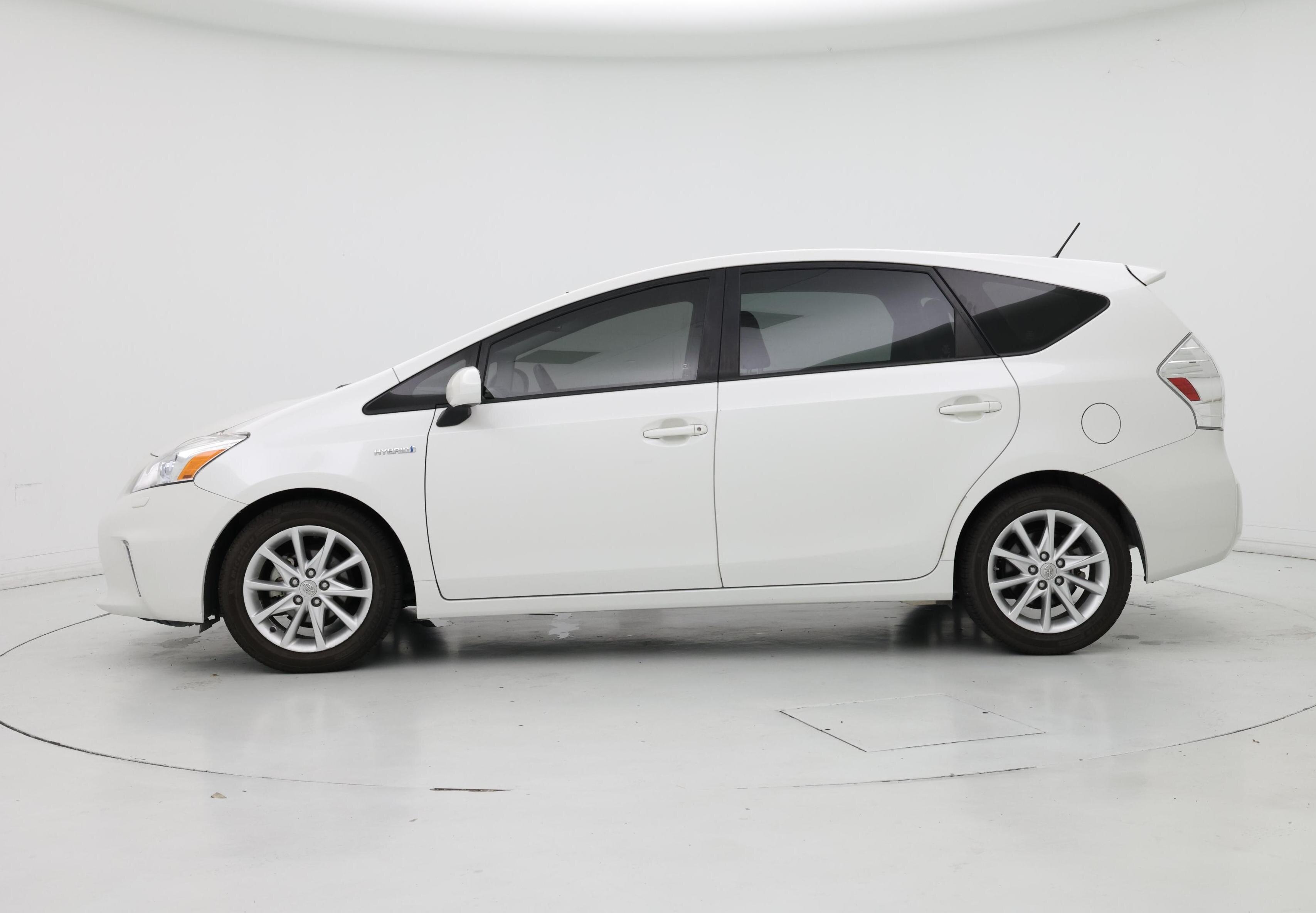 Thumbnail: 2013 Toyota Prius v - 3