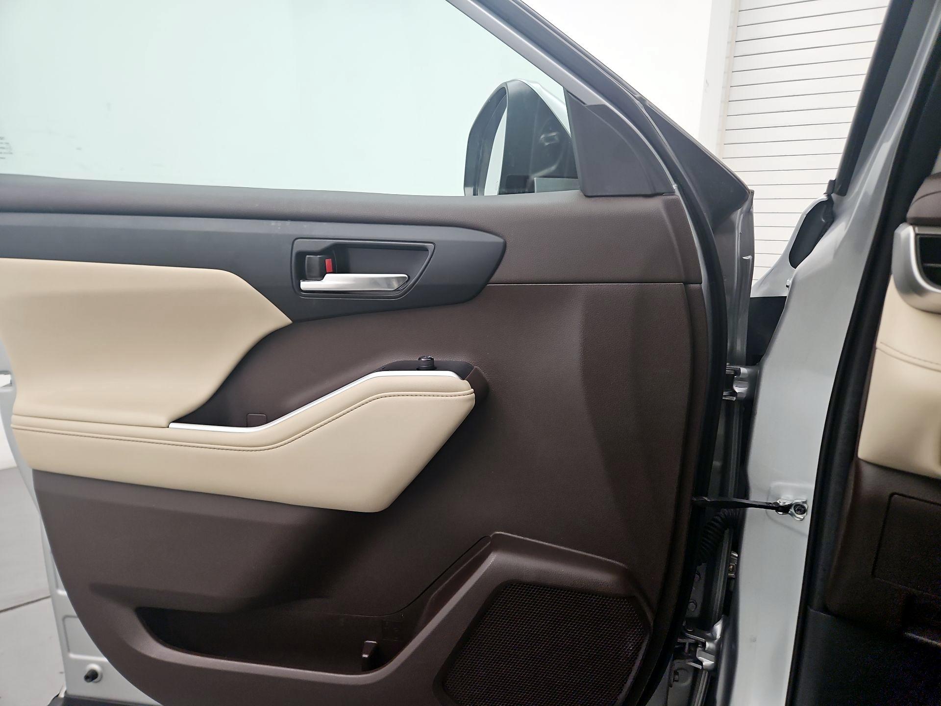 Thumbnail: 2021 Toyota Highlander - 12