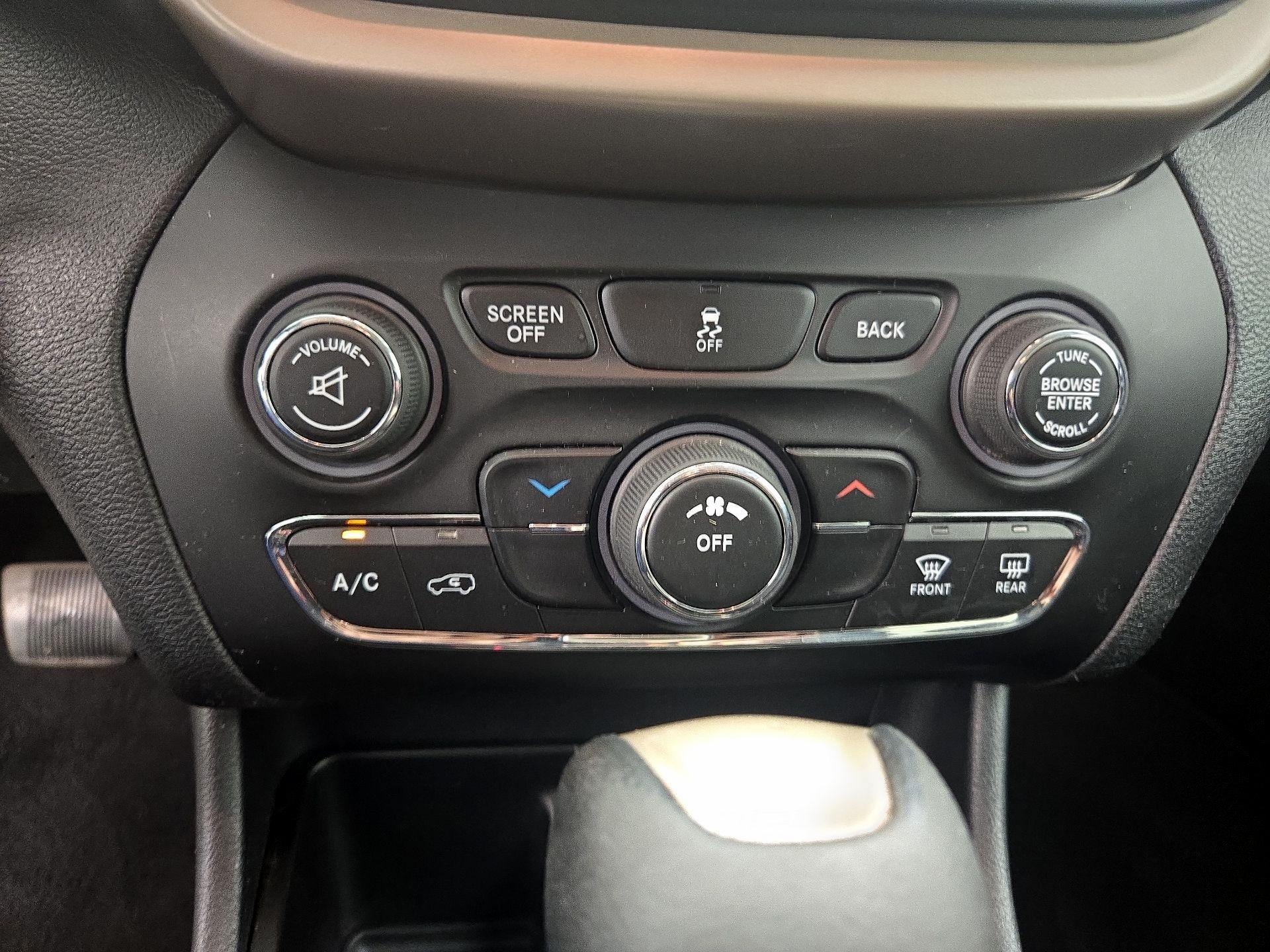 Thumbnail: 2015 Jeep Cherokee - 17