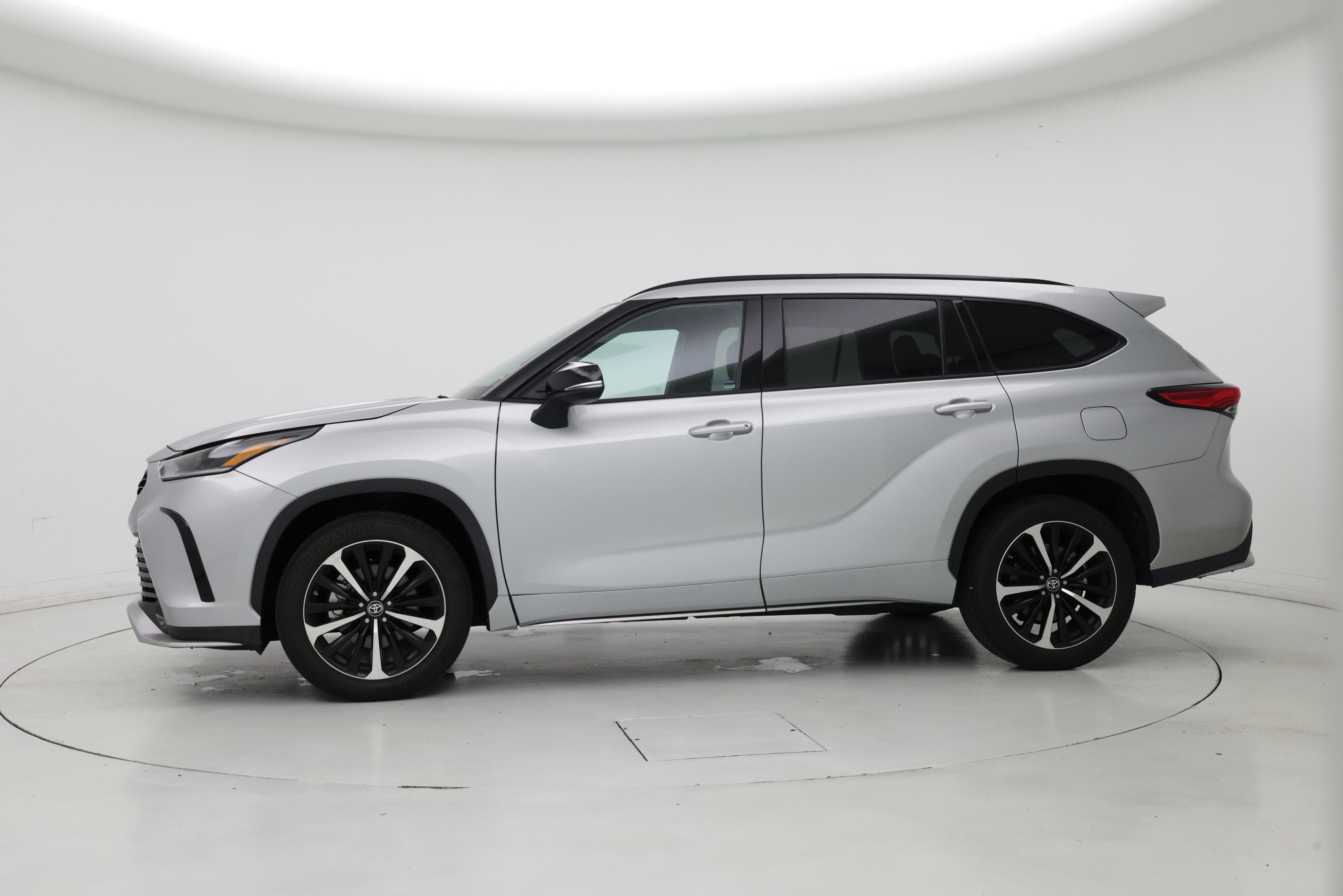Thumbnail: 2022 Toyota Highlander - 3