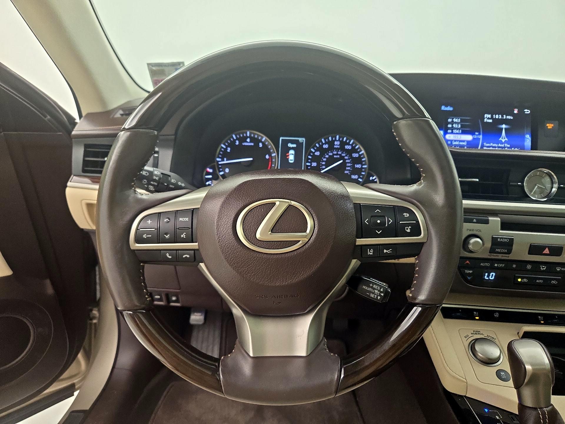 Thumbnail: 2016 Lexus ES - 10