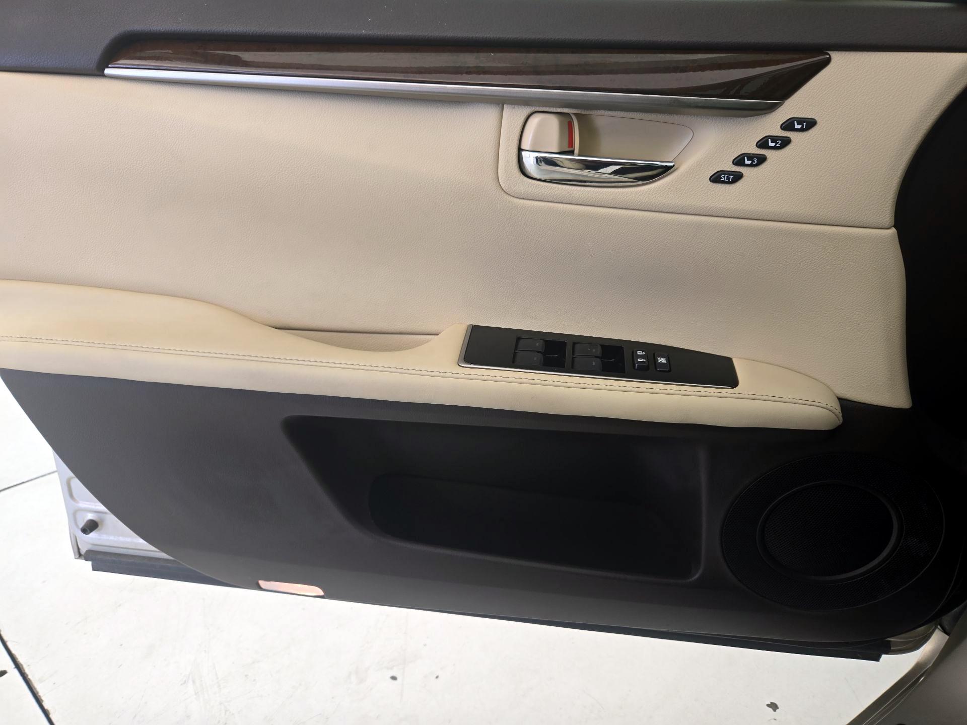 Thumbnail: 2016 Lexus ES - 12