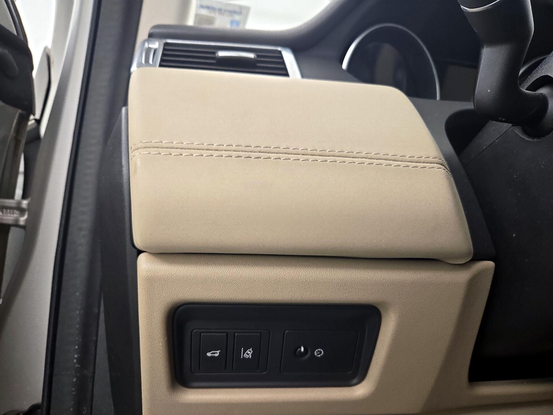 Thumbnail: 2017 Land Rover Discovery Sport - 13