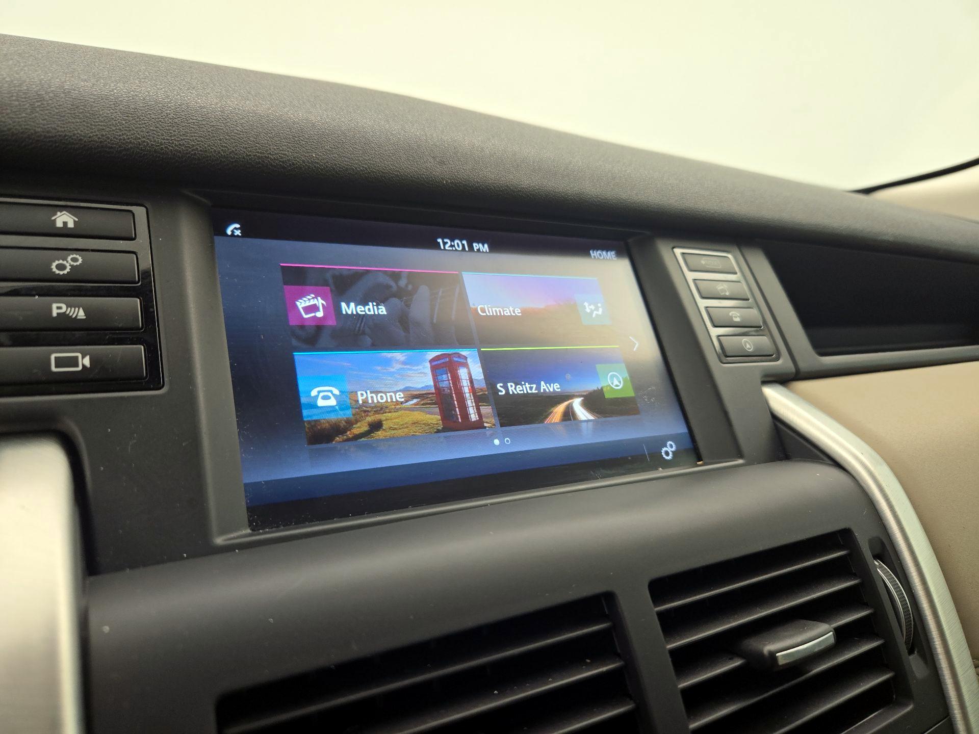 Thumbnail: 2017 Land Rover Discovery Sport - 15