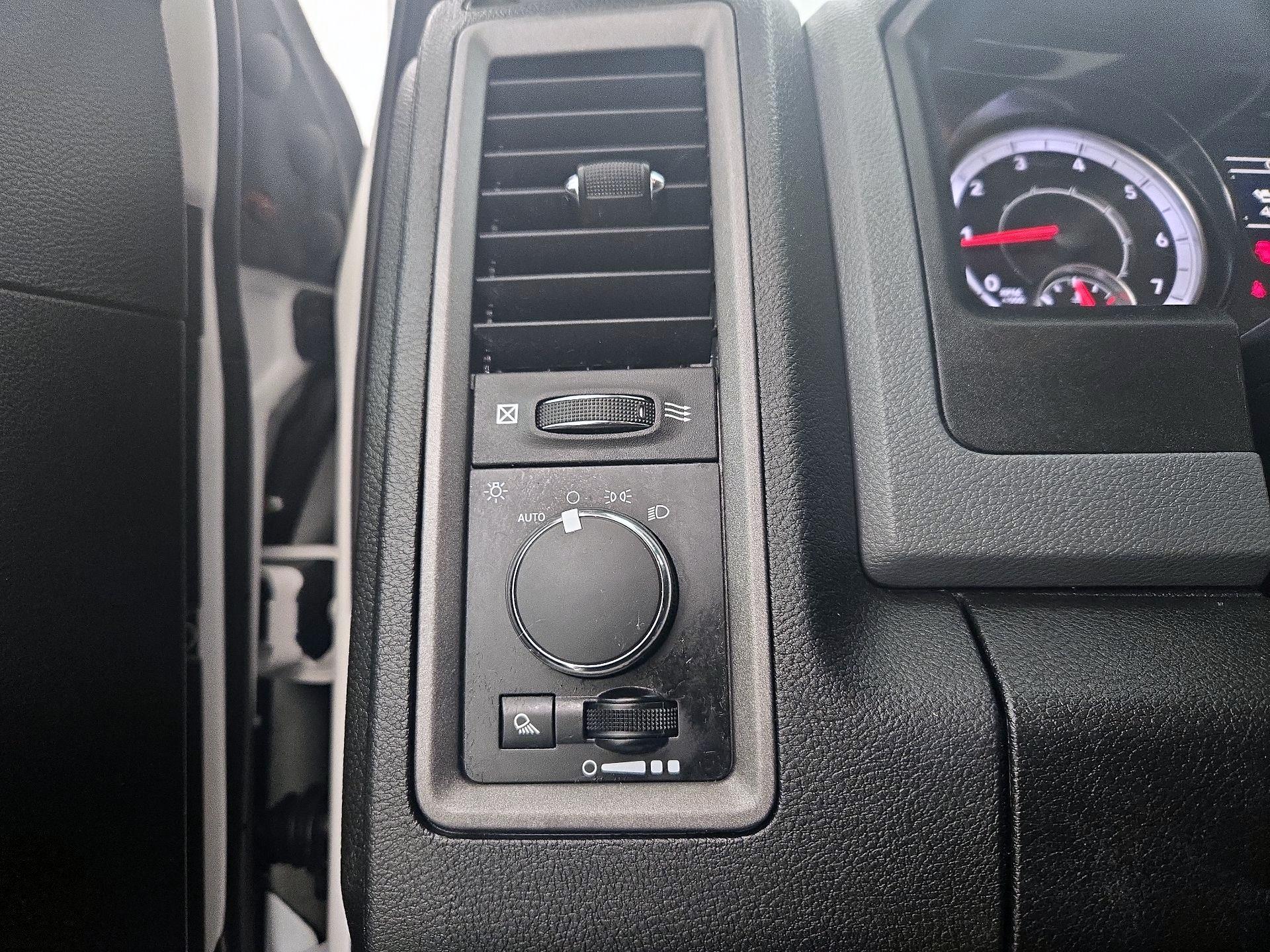 Thumbnail: 2019 RAM 1500 Classic - 13