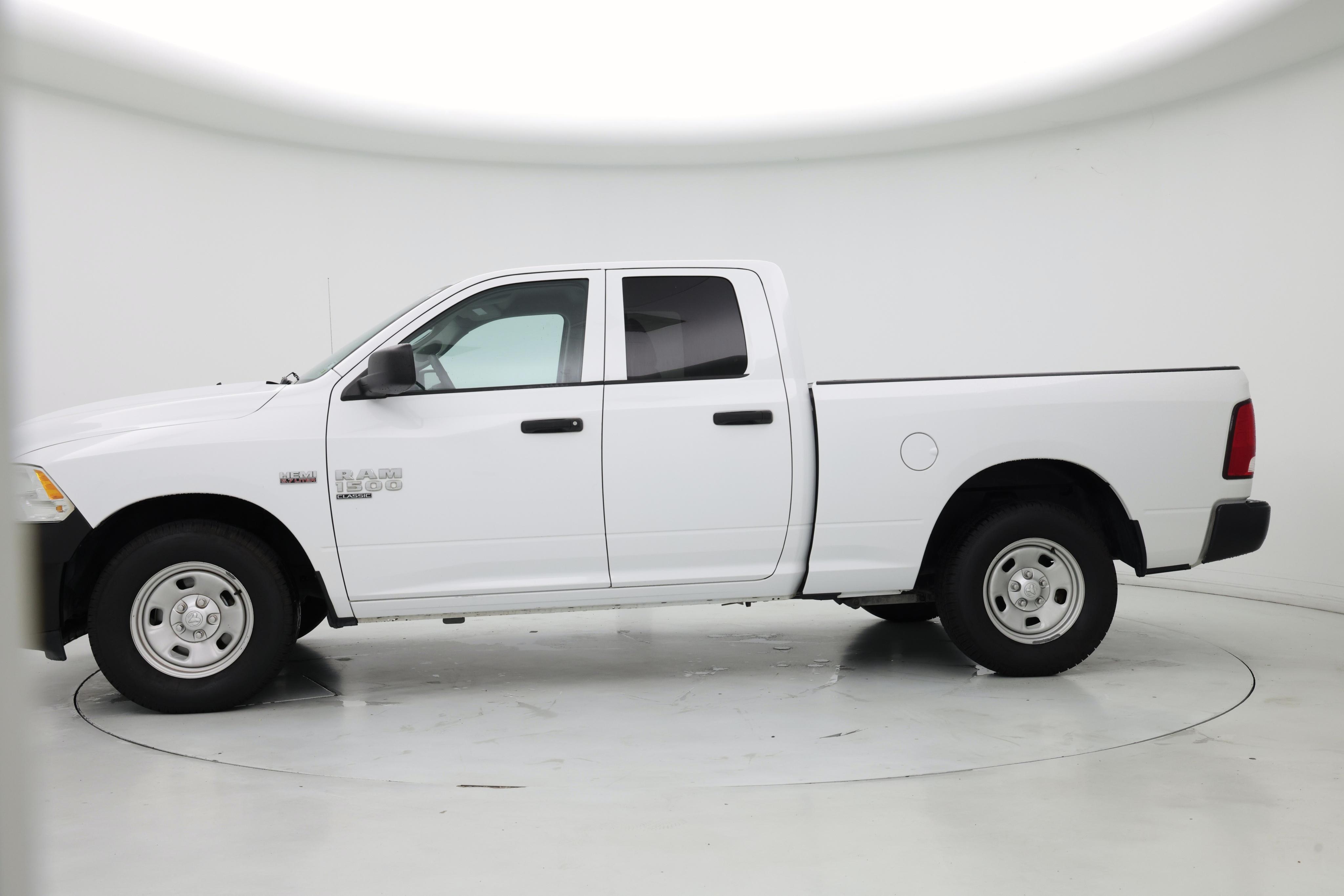 Thumbnail: 2019 RAM 1500 Classic - 3