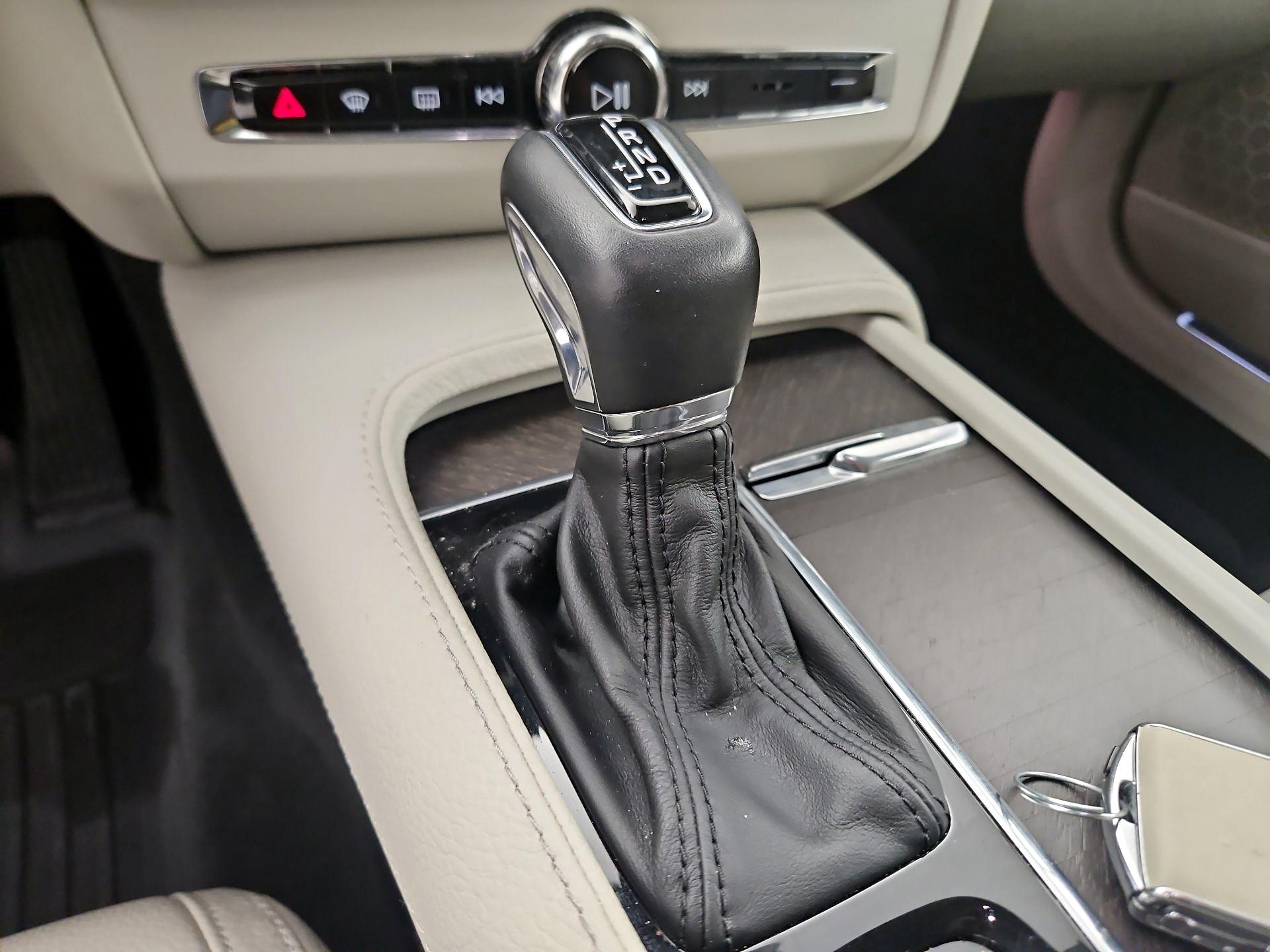 Thumbnail: 2018 Volvo V90 - 16