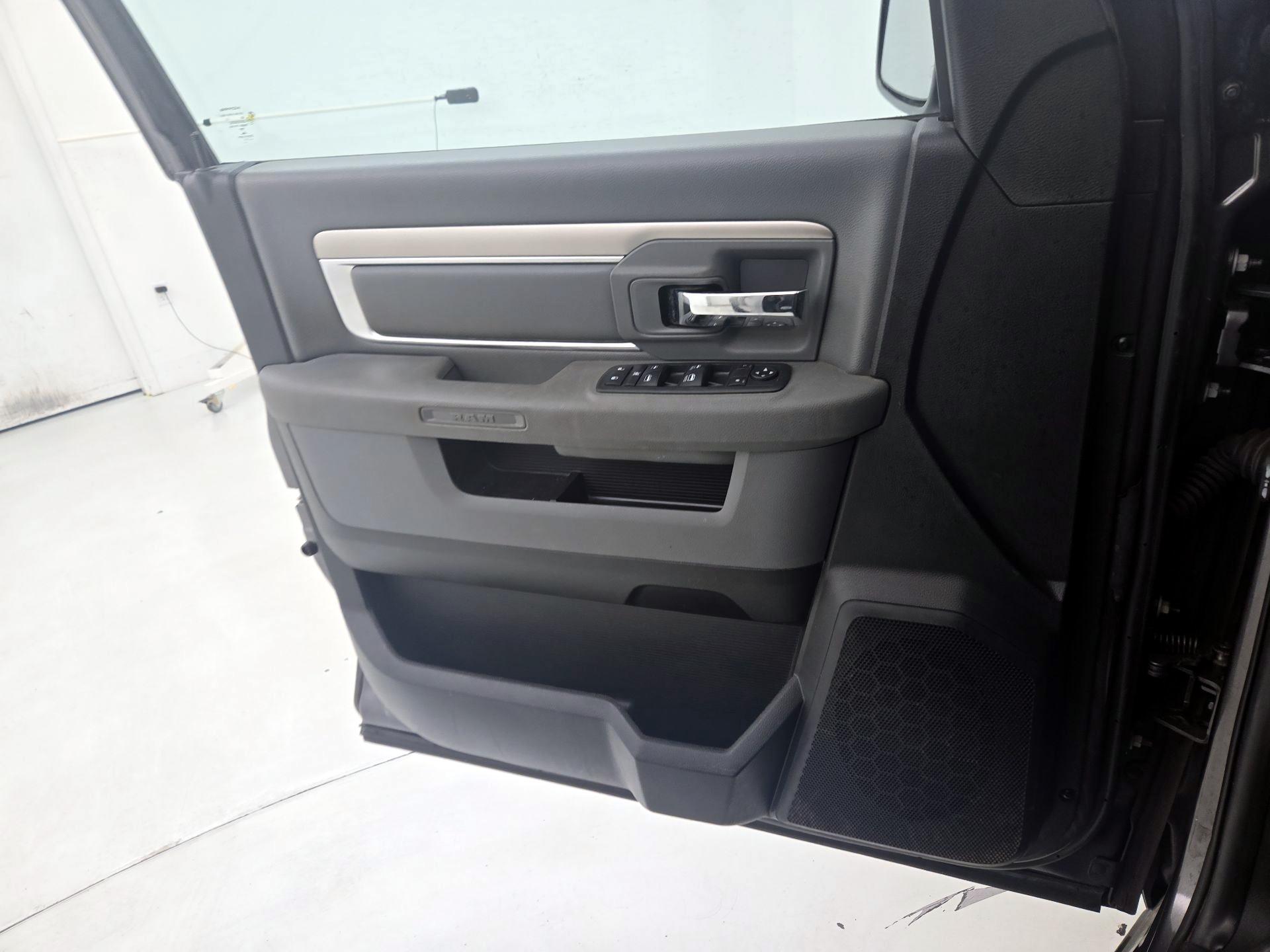Thumbnail: 2019 RAM 1500 Classic - 12