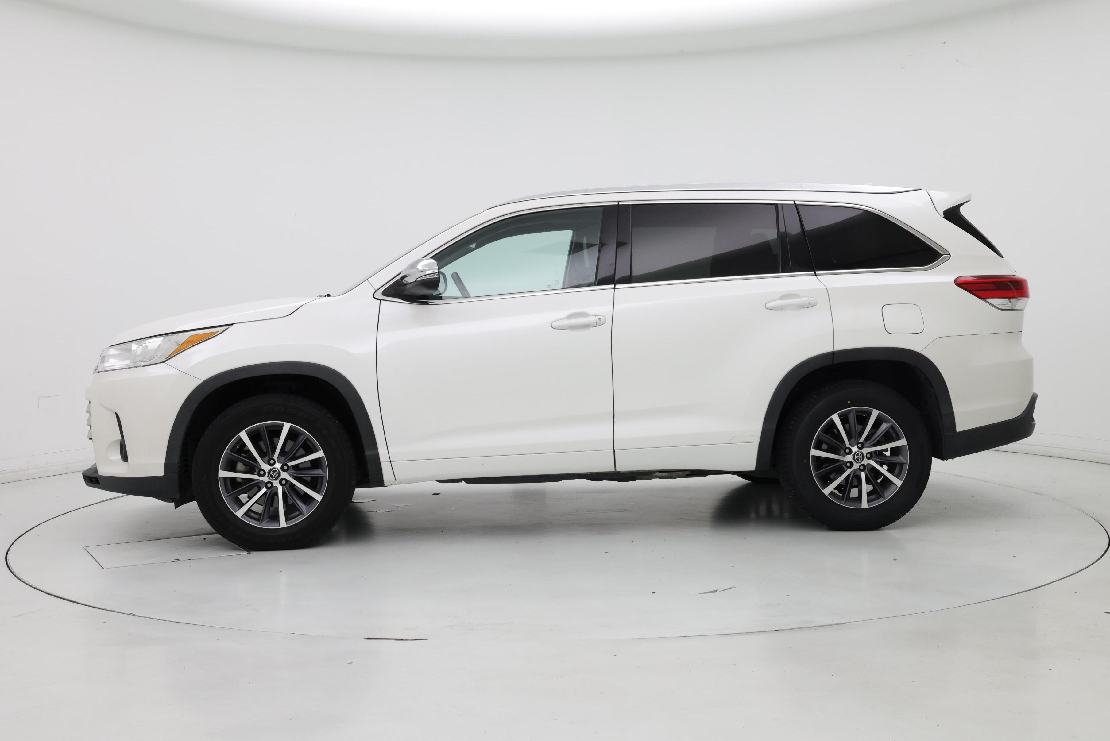 Thumbnail: 2017 Toyota Highlander - 3