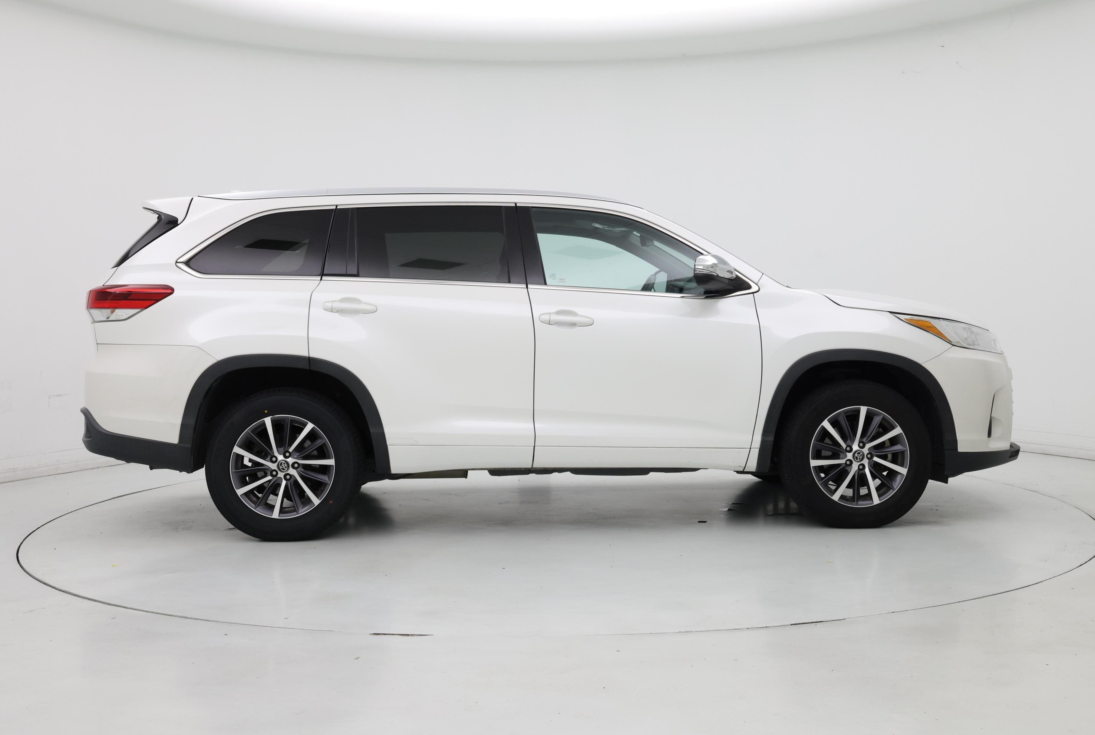 Thumbnail: 2017 Toyota Highlander - 7