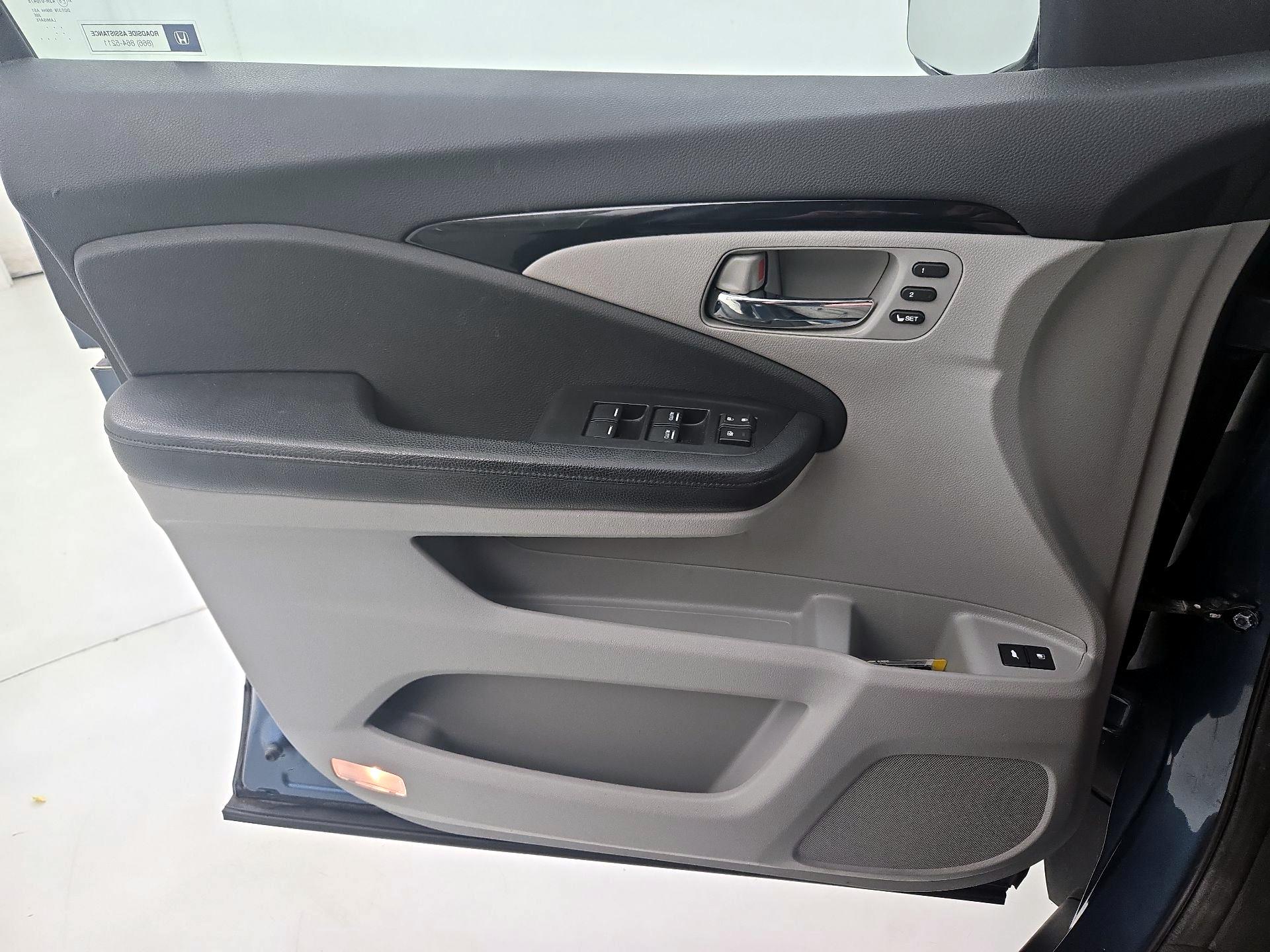 Thumbnail: 2017 Honda Pilot - 12