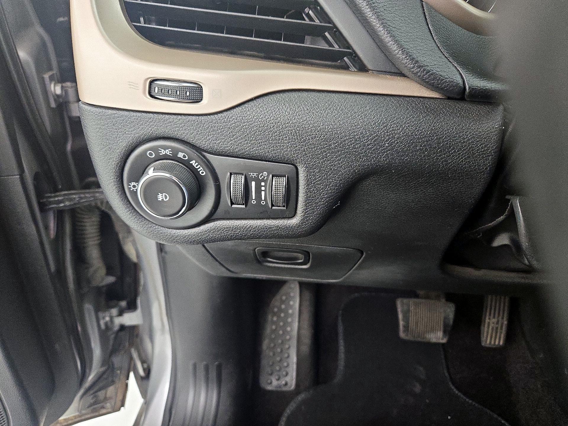 Thumbnail: 2016 Jeep Cherokee - 13