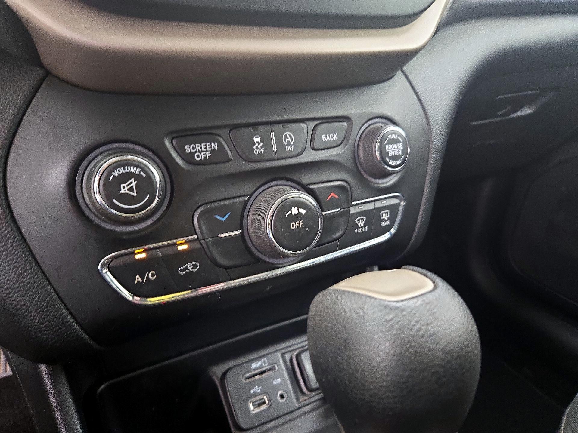 Thumbnail: 2016 Jeep Cherokee - 16
