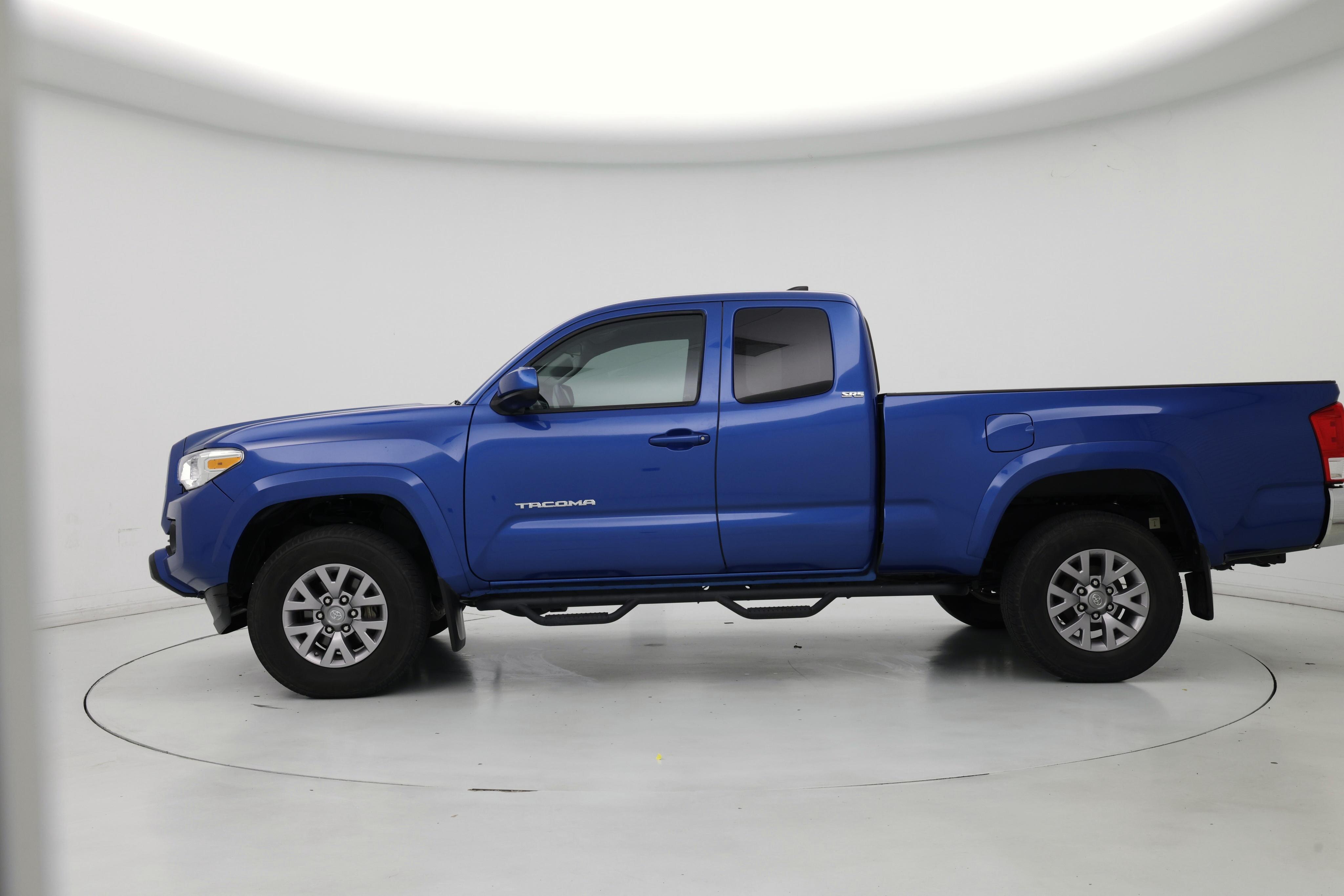 Thumbnail: 2016 Toyota Tacoma - 3