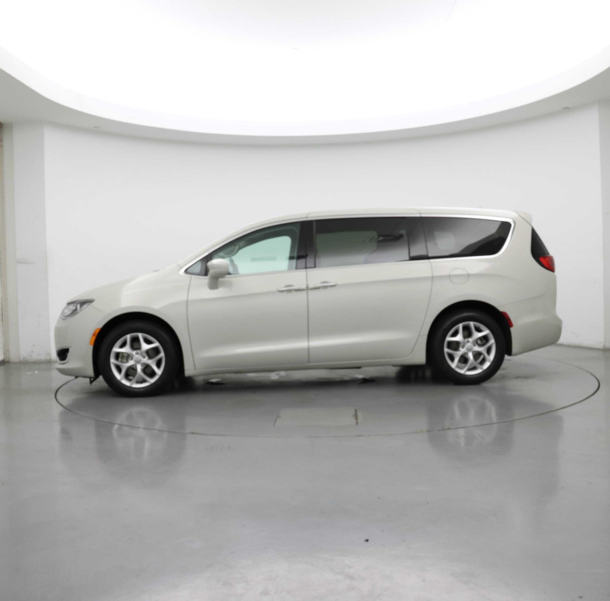 Thumbnail: 2020 Chrysler Pacifica - 3