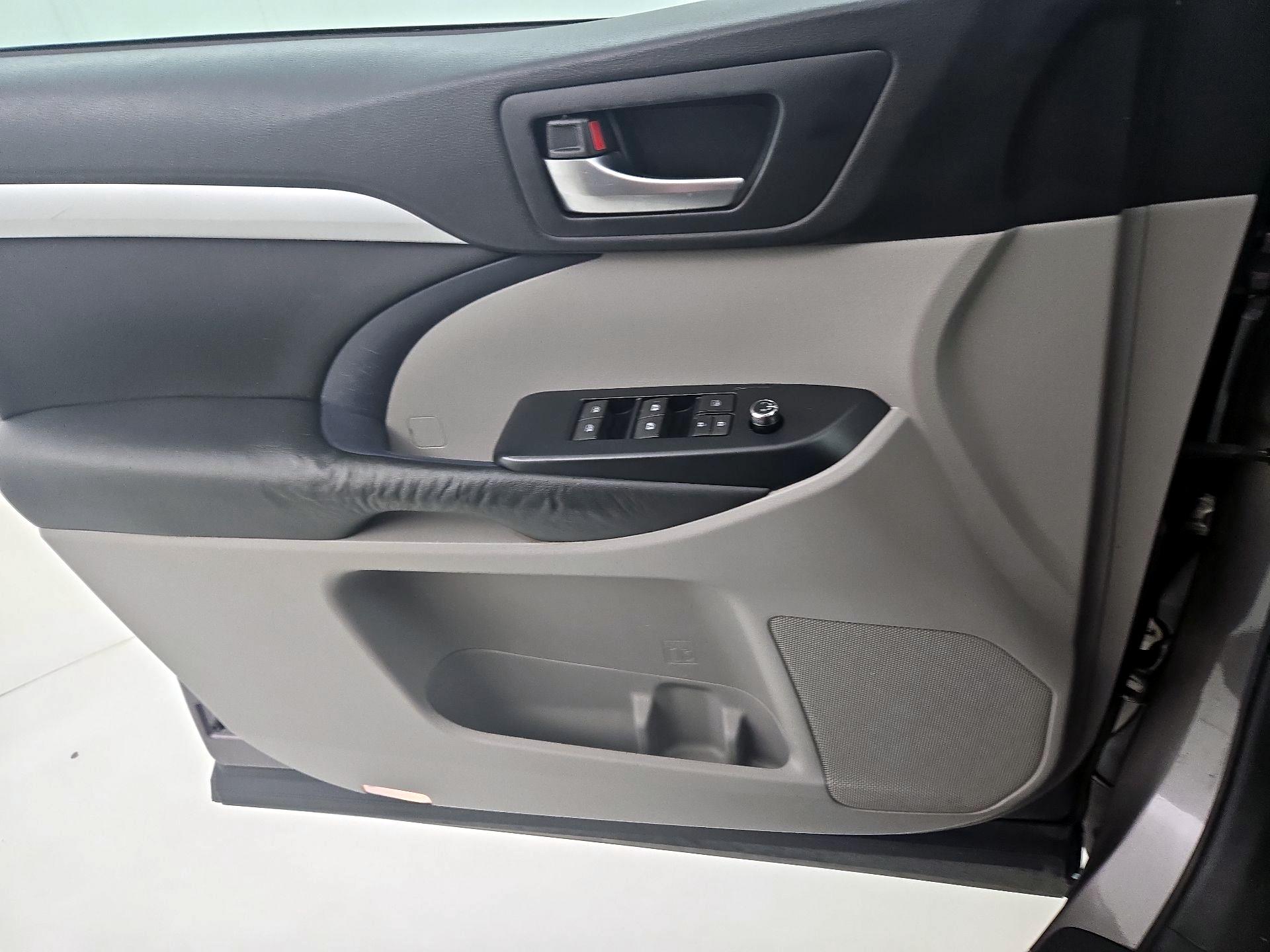 Thumbnail: 2015 Toyota Highlander - 12