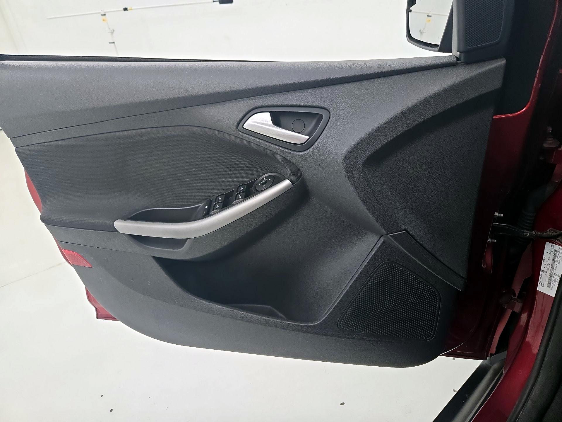 Thumbnail: 2014 Ford Focus - 12