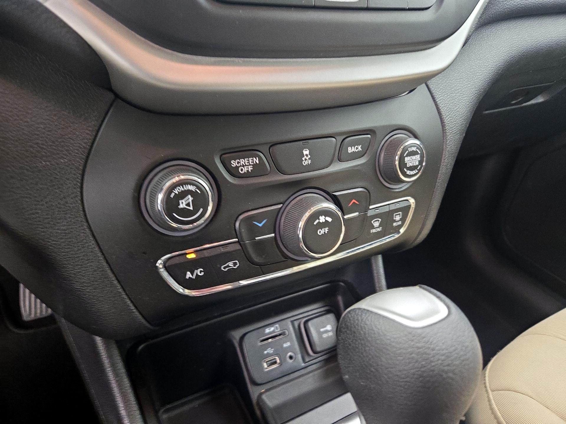 Thumbnail: 2016 Jeep Cherokee - 16