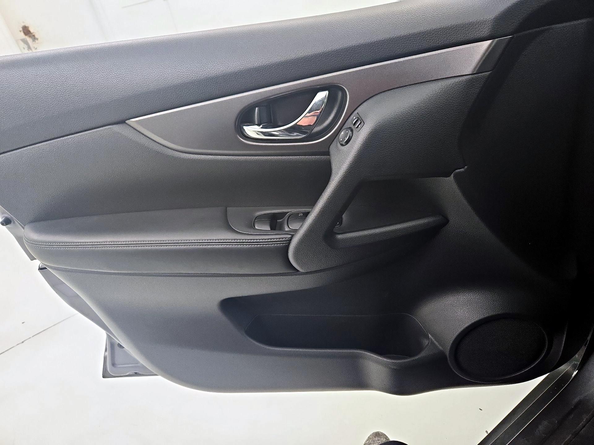 Thumbnail: 2016 Nissan Rogue - 12