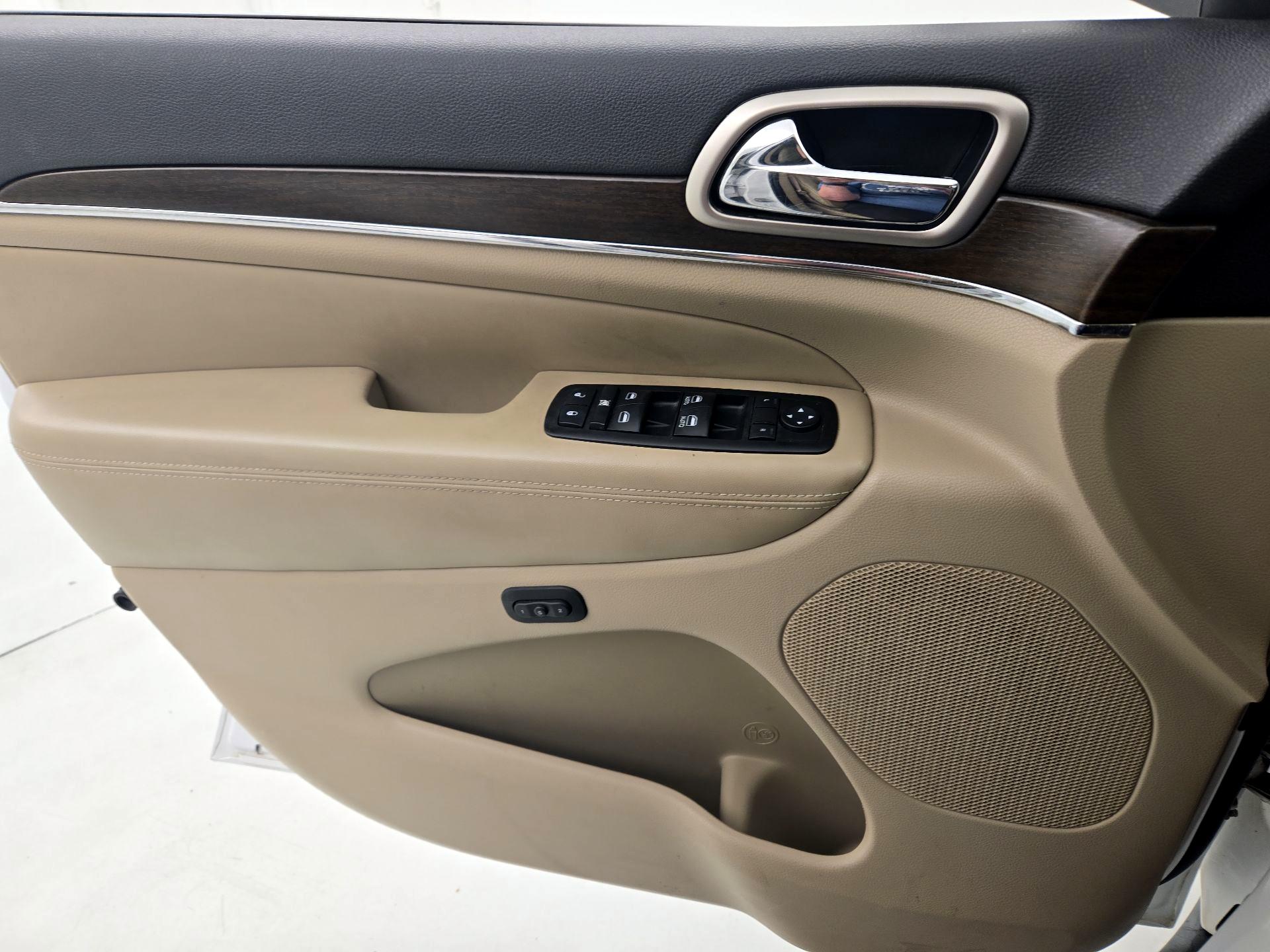 Thumbnail: 2015 Jeep Grand Cherokee - 12