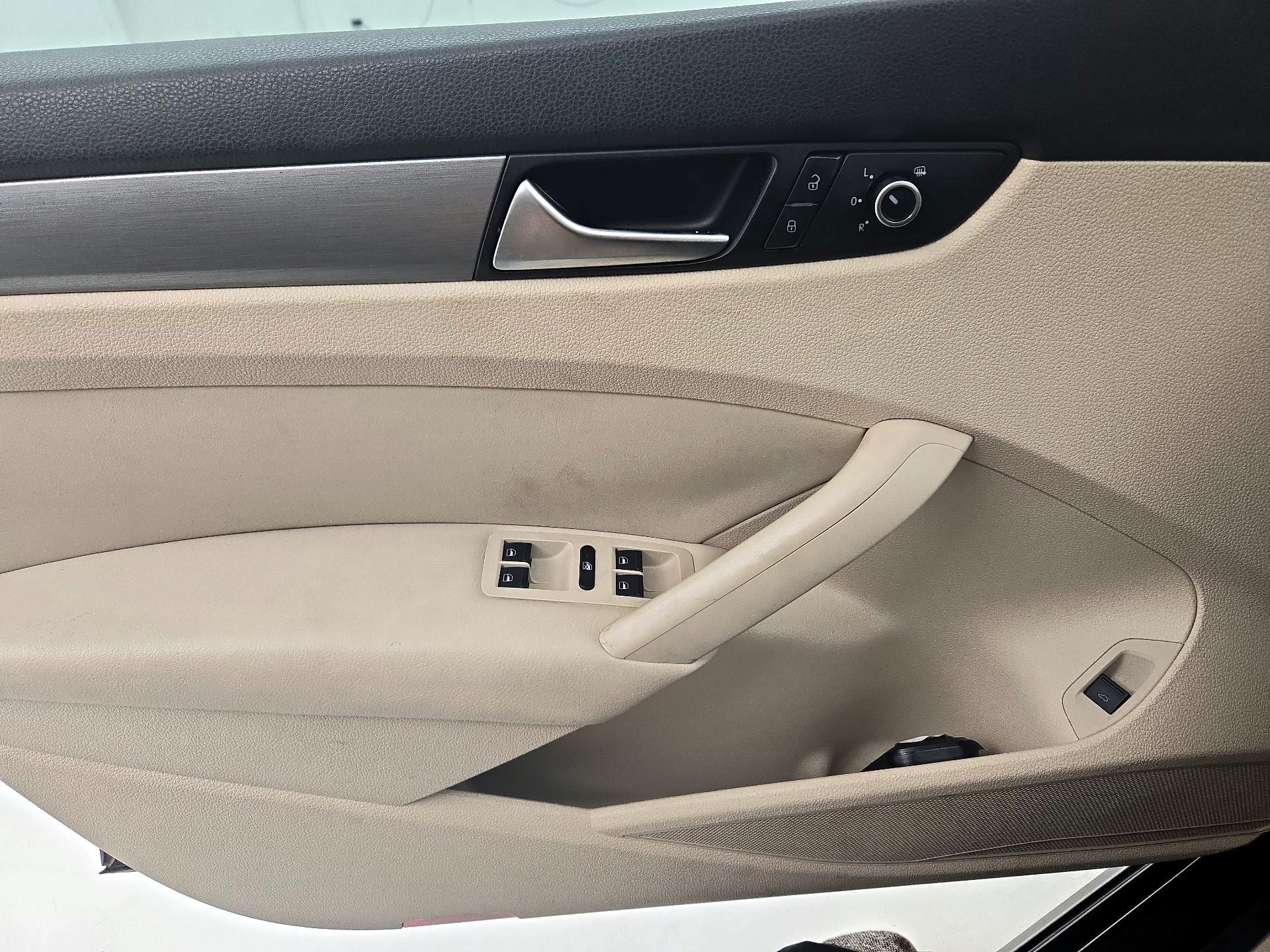 Thumbnail: 2015 Volkswagen Passat - 12