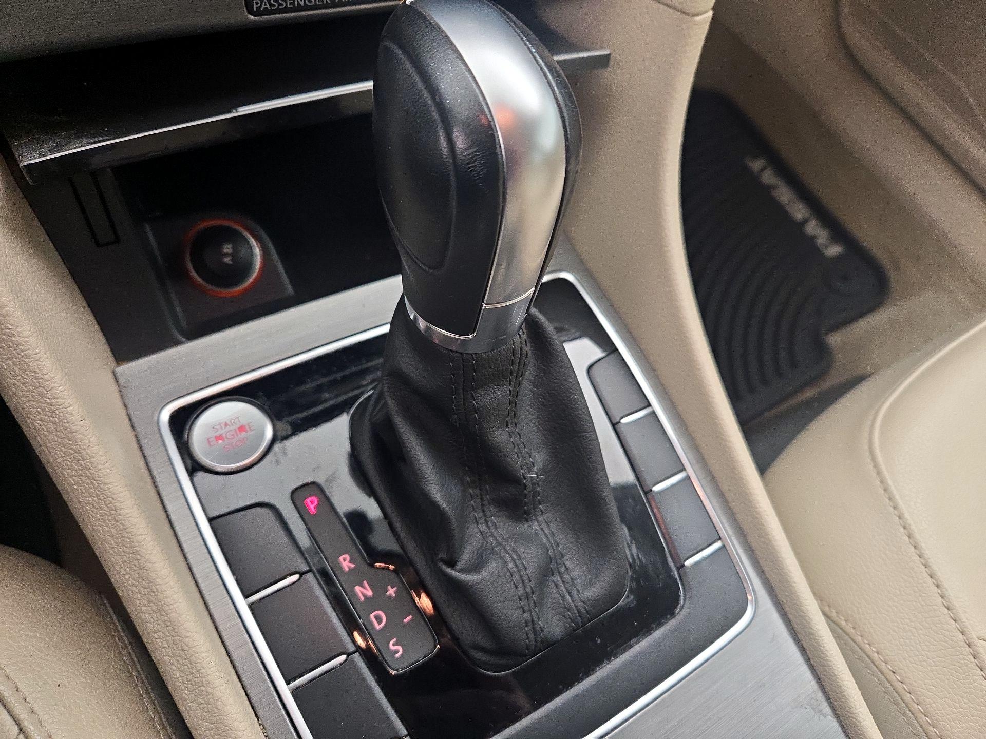 Thumbnail: 2015 Volkswagen Passat - 17