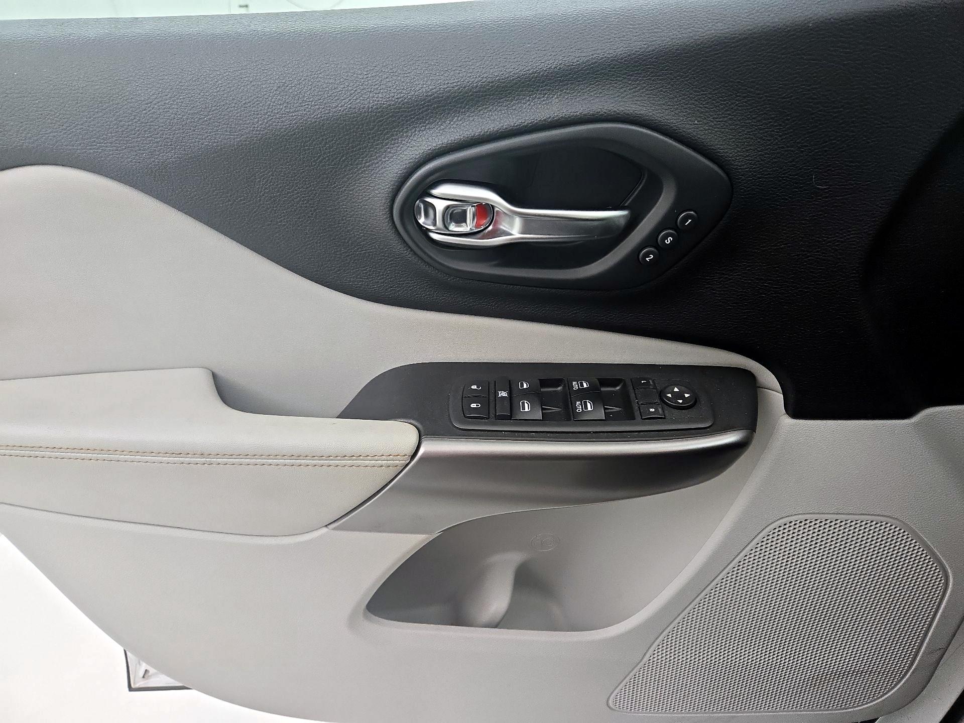 Thumbnail: 2019 Jeep Cherokee - 12