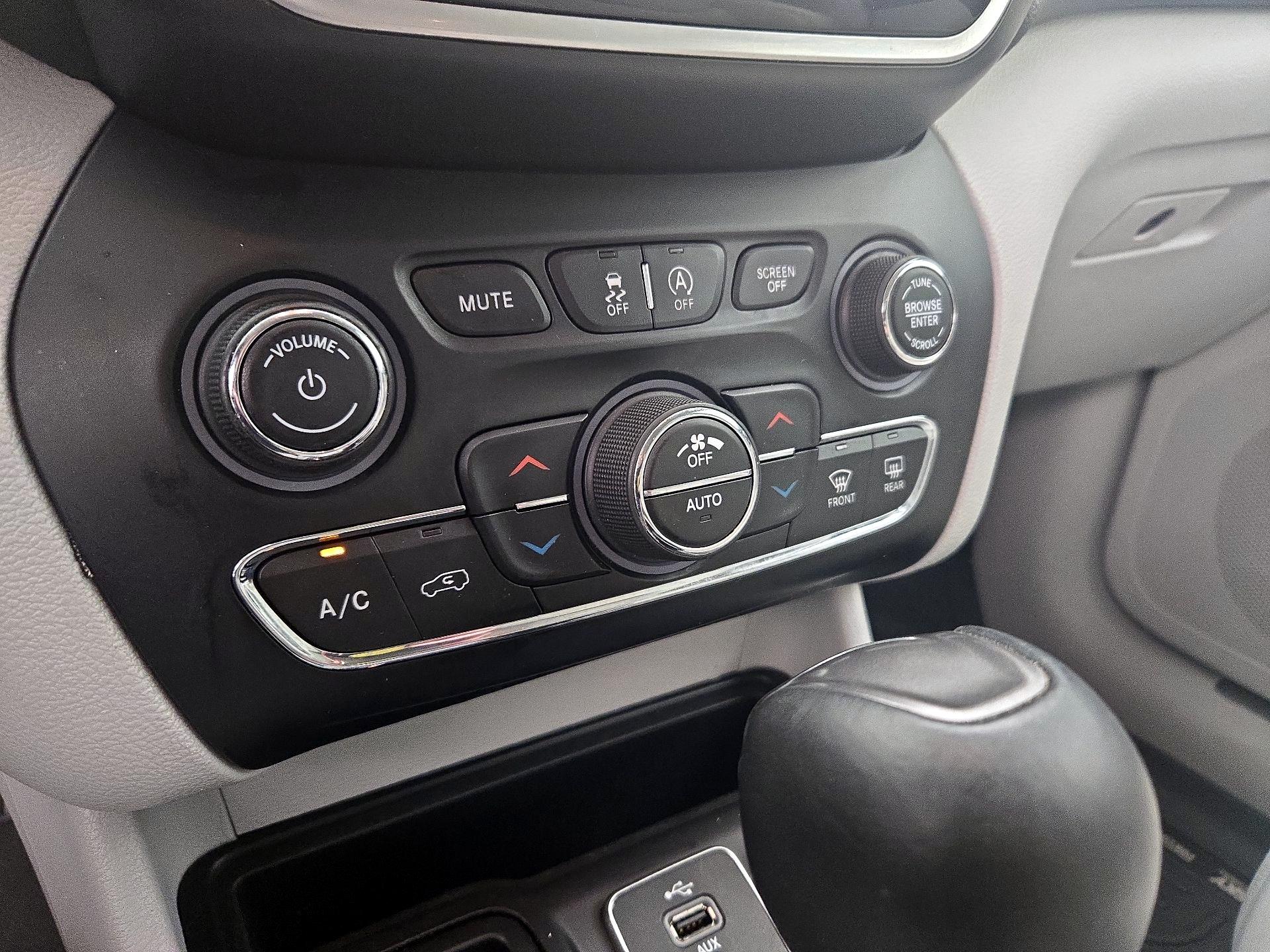 Thumbnail: 2019 Jeep Cherokee - 16