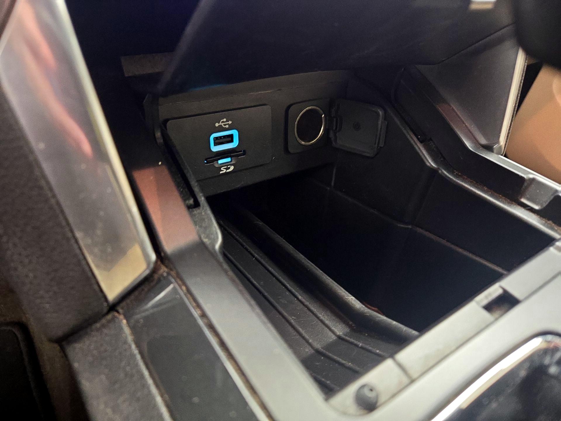 Thumbnail: 2016 Ford Explorer - 19