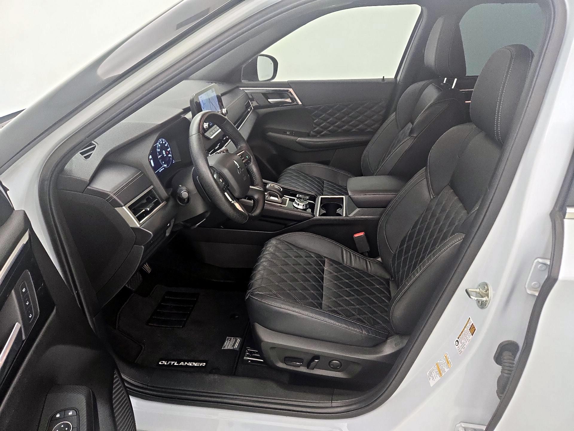 Thumbnail: 2023 Mitsubishi Outlander - 11