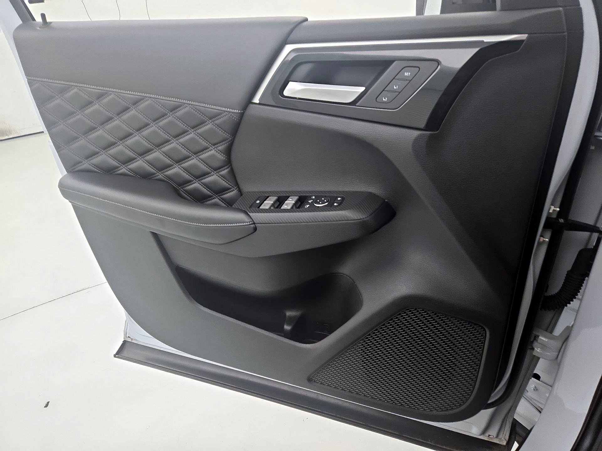 Thumbnail: 2023 Mitsubishi Outlander - 12