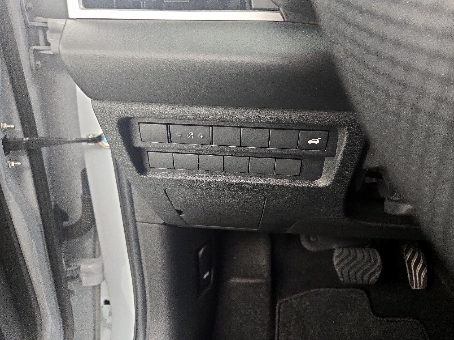 Thumbnail: 2023 Mitsubishi Outlander - 13