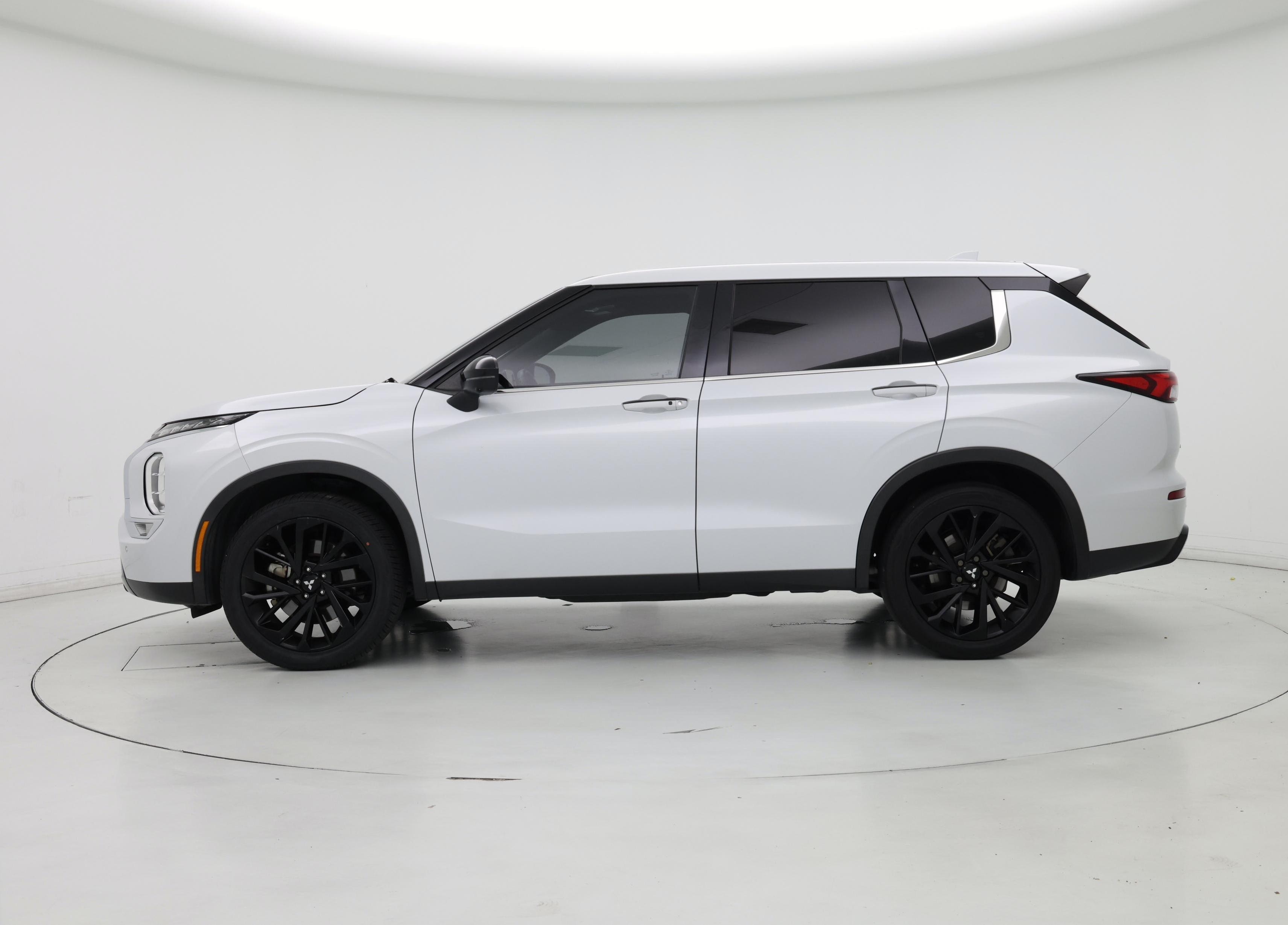Thumbnail: 2023 Mitsubishi Outlander - 3