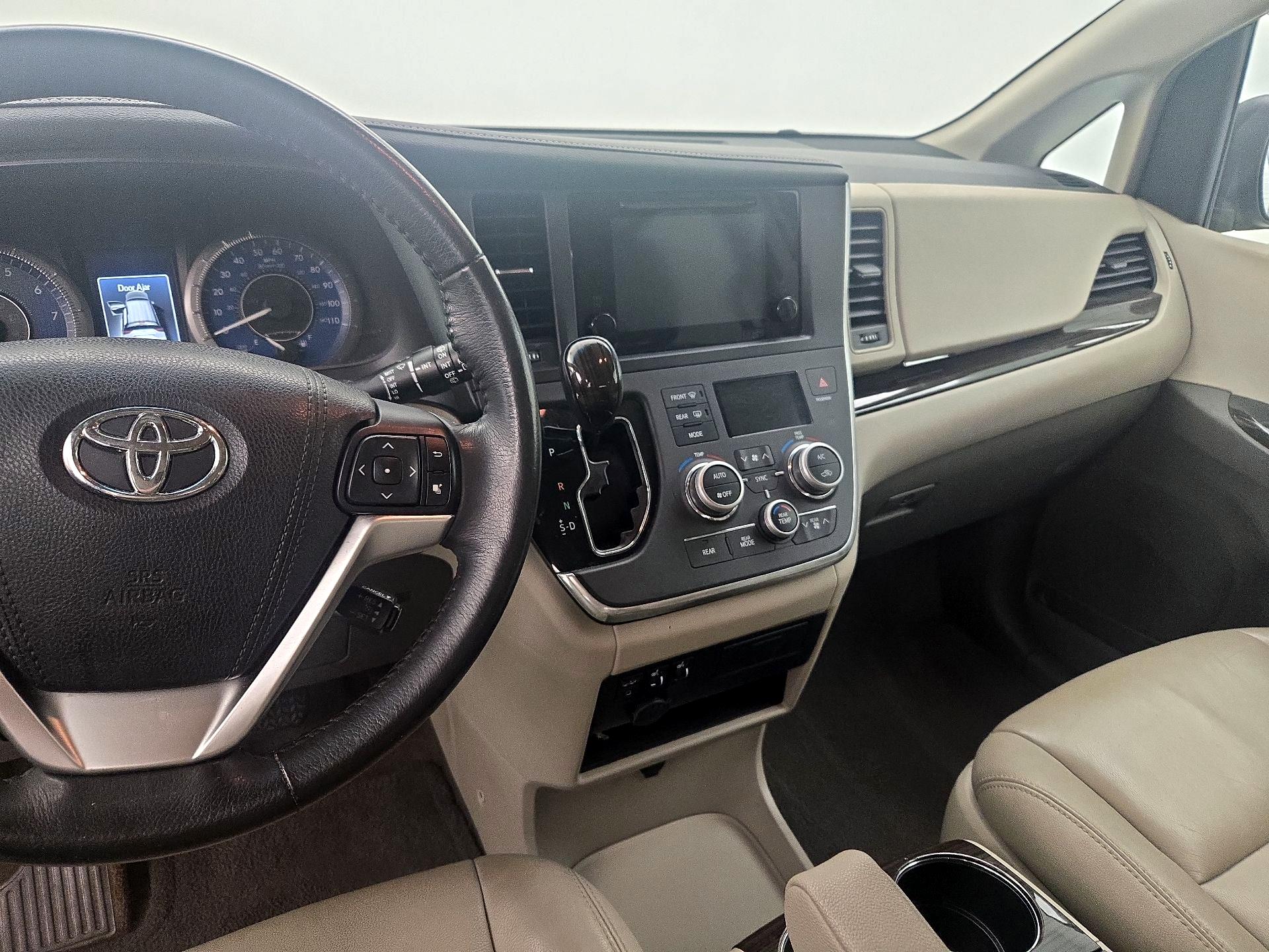 Thumbnail: 2017 Toyota Sienna - 9