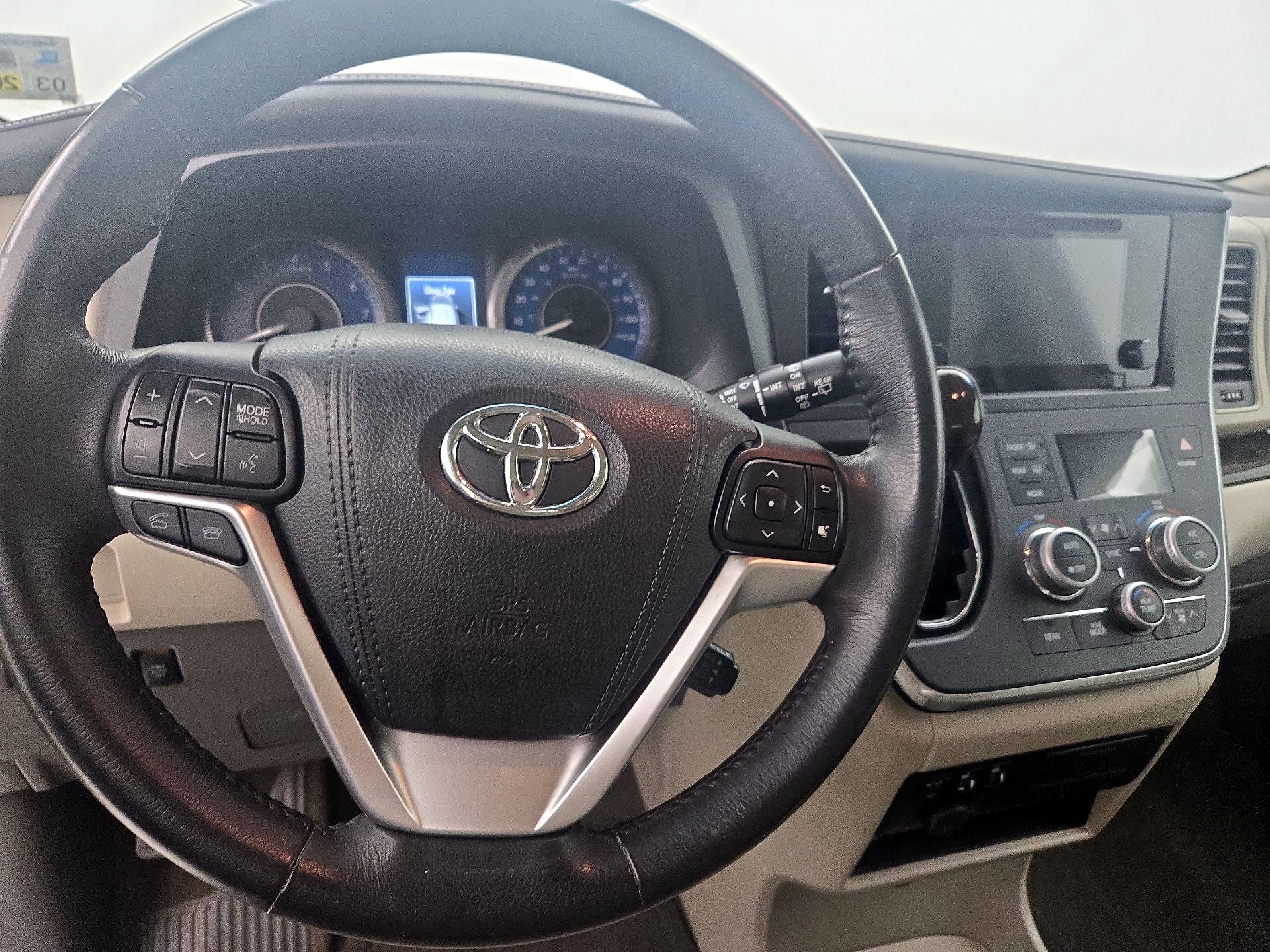 Thumbnail: 2017 Toyota Sienna - 10