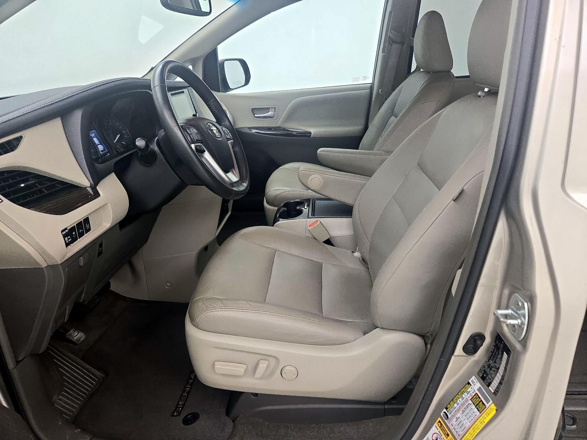 Thumbnail: 2017 Toyota Sienna - 11